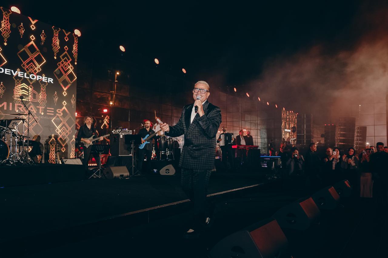 عمرو دياب يشعل ليل أبوظبي بأجمل أغانيه في حفلة خاصة 3 1762421656 331 عمرو دياب يشعل ليل أبوظبي بأجمل أغانيه في حفلة خاصة