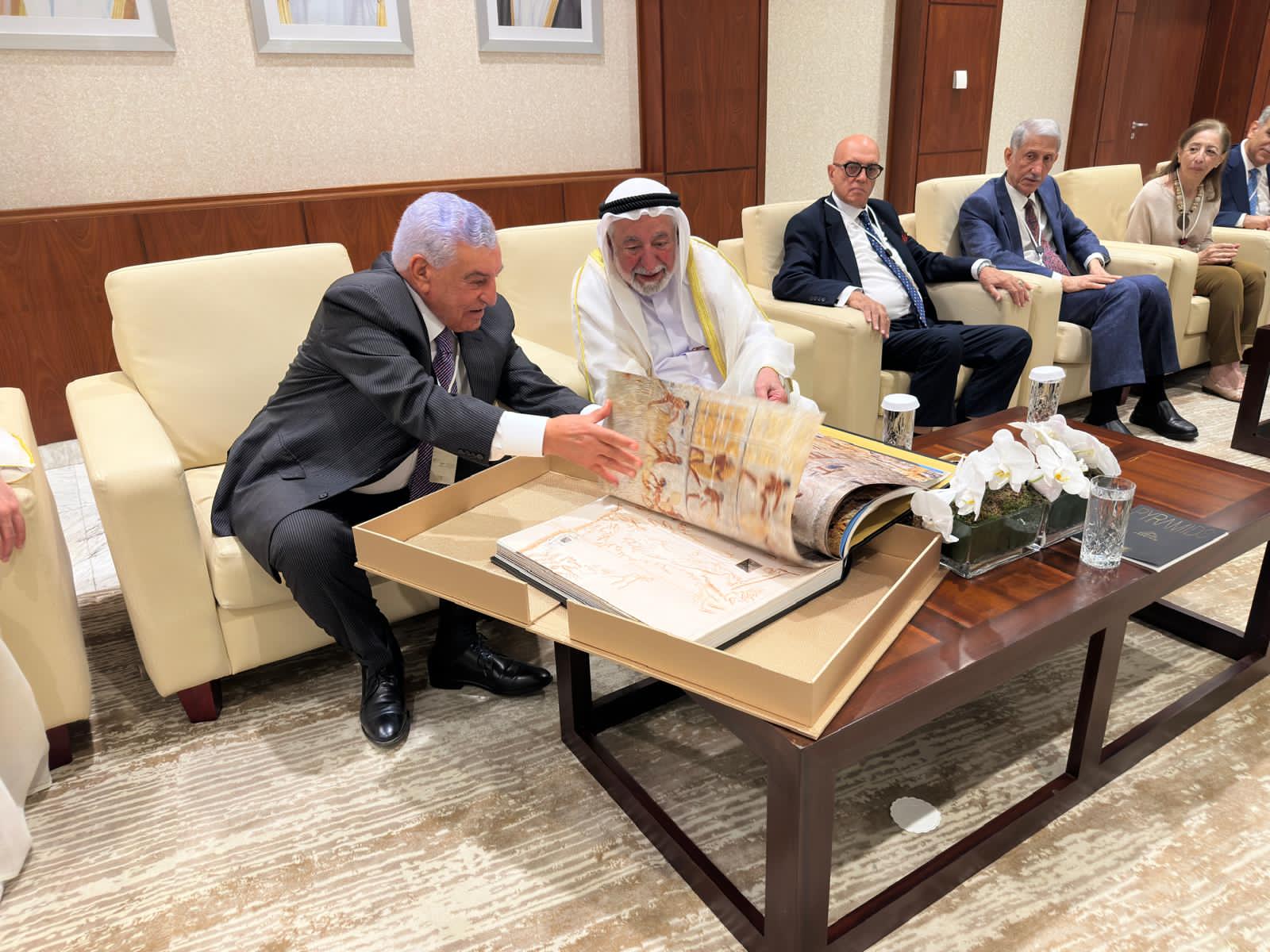 زاهي حواس يقدّم "أحسن كتاب عن الآثار المصرية" للشيخ سلطان القاسمي 4 1762606471 249 زاهي حواس يقدّم أحسن كتاب عن الآثار المصرية للشيخ سلطان