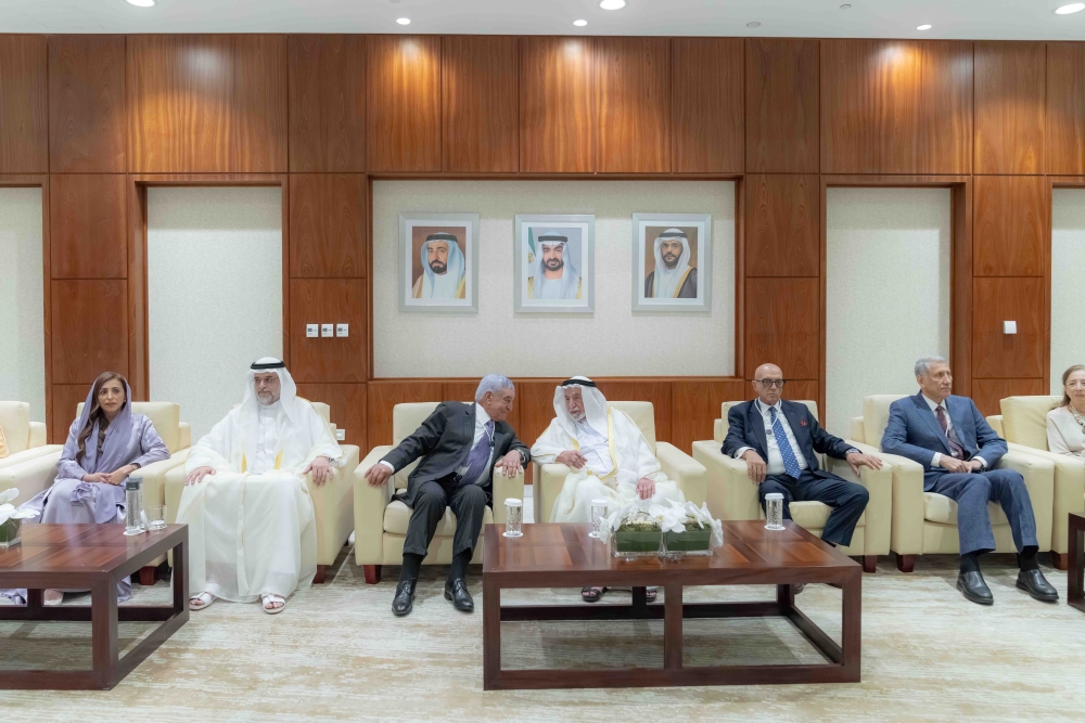 زاهي حواس يقدّم "أحسن كتاب عن الآثار المصرية" للشيخ سلطان القاسمي 3 1762606471 873 زاهي حواس يقدّم أحسن كتاب عن الآثار المصرية للشيخ سلطان