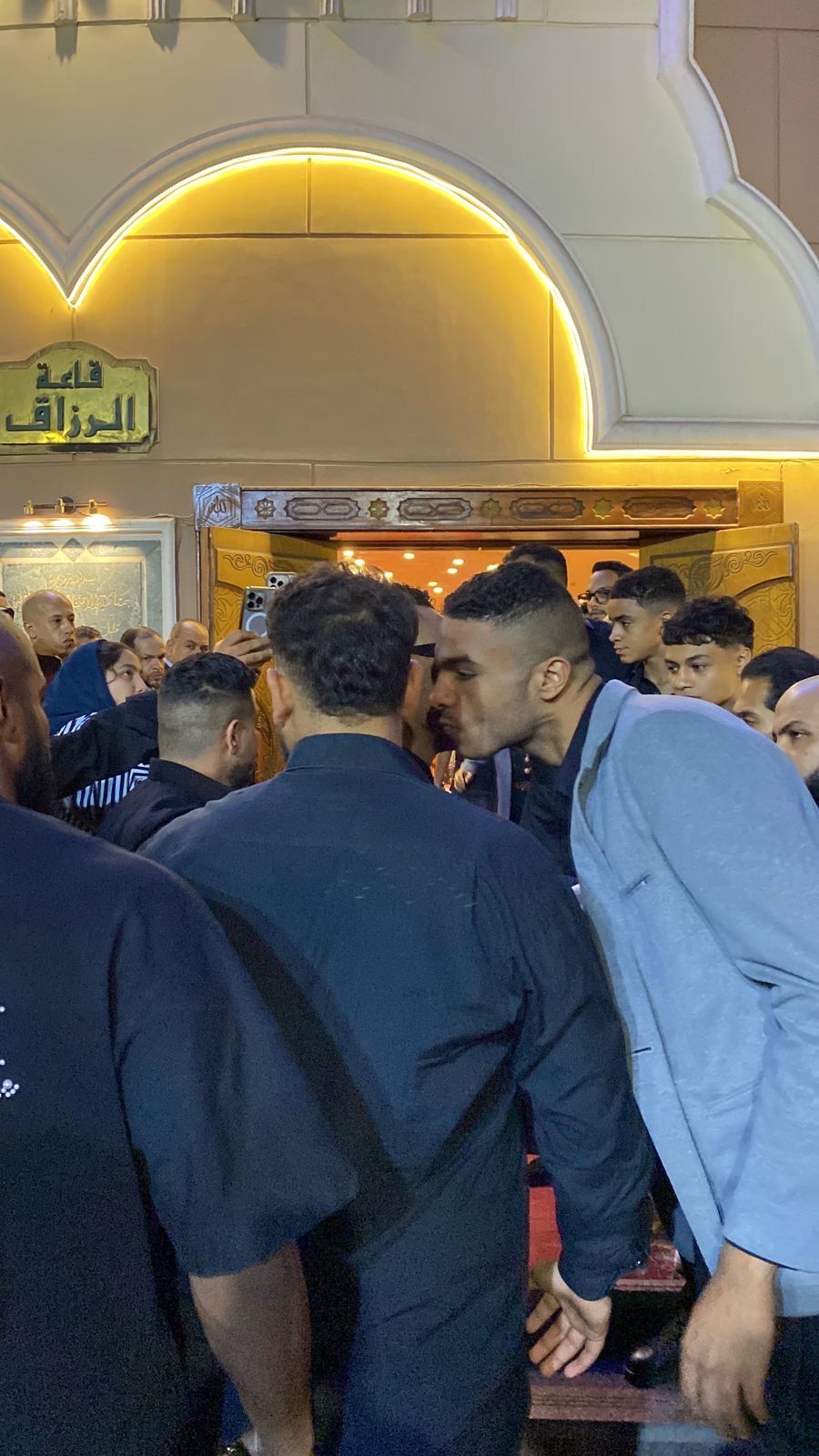 محمد رمضان يعزي في السيناريست أحمد عبد الله رغم حزنه على والده 5 1762628422 543 محمد رمضان يعزي في السيناريست أحمد عبد الله رغم حزنه