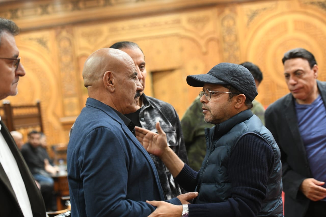 نجوم الفن محمد هنيدي وأحمد أدم ومحمد رمضان يشاركون في عزاء السيناريست أحمد عبد الله 3 1762631262 701 نجوم الفن محمد هنيدي وأحمد أدم ومحمد رمضان يشاركون في