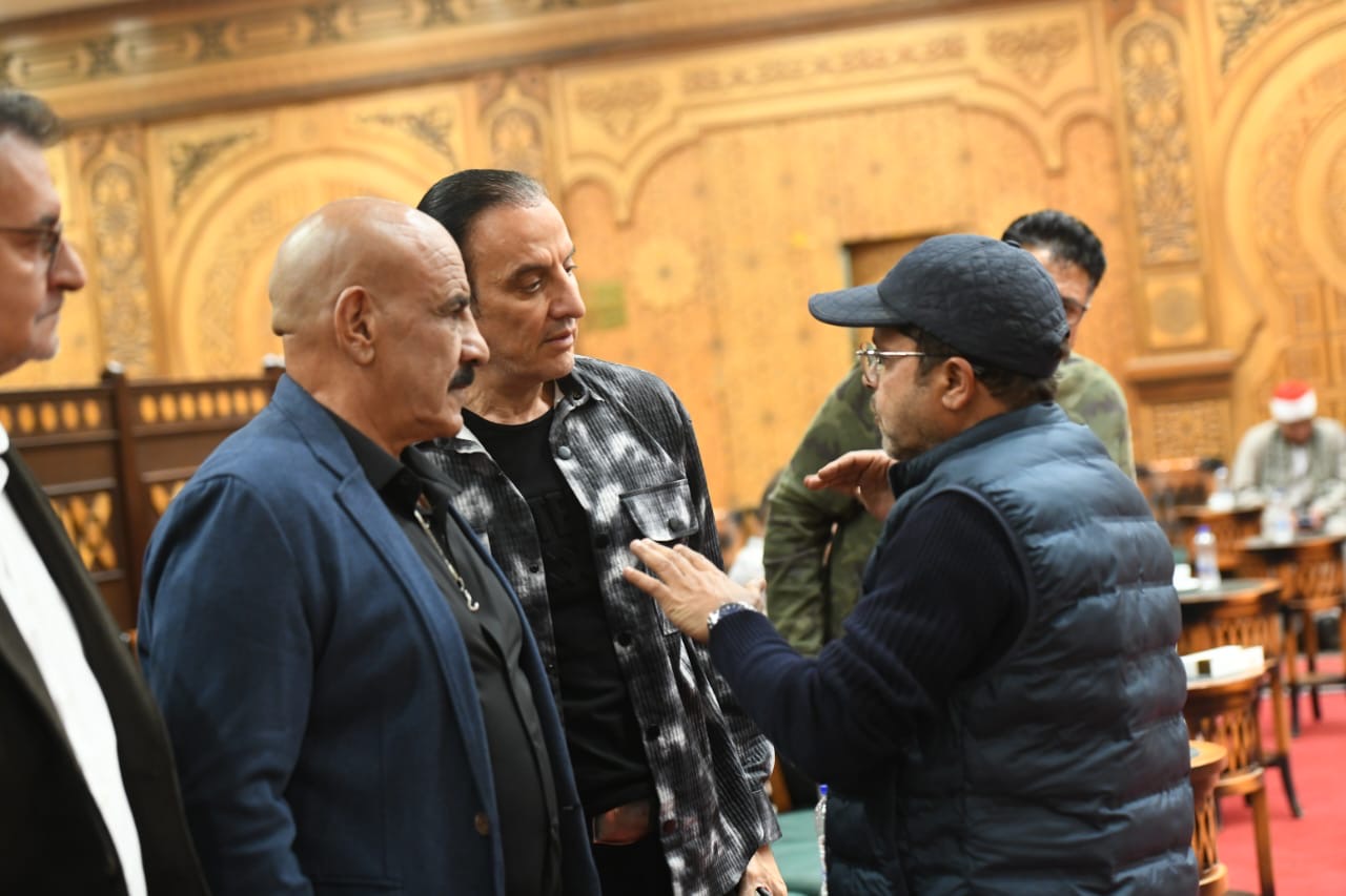 نجوم الفن محمد هنيدي وأحمد أدم ومحمد رمضان يشاركون في عزاء السيناريست أحمد عبد الله 4 1762631263 346 نجوم الفن محمد هنيدي وأحمد أدم ومحمد رمضان يشاركون في