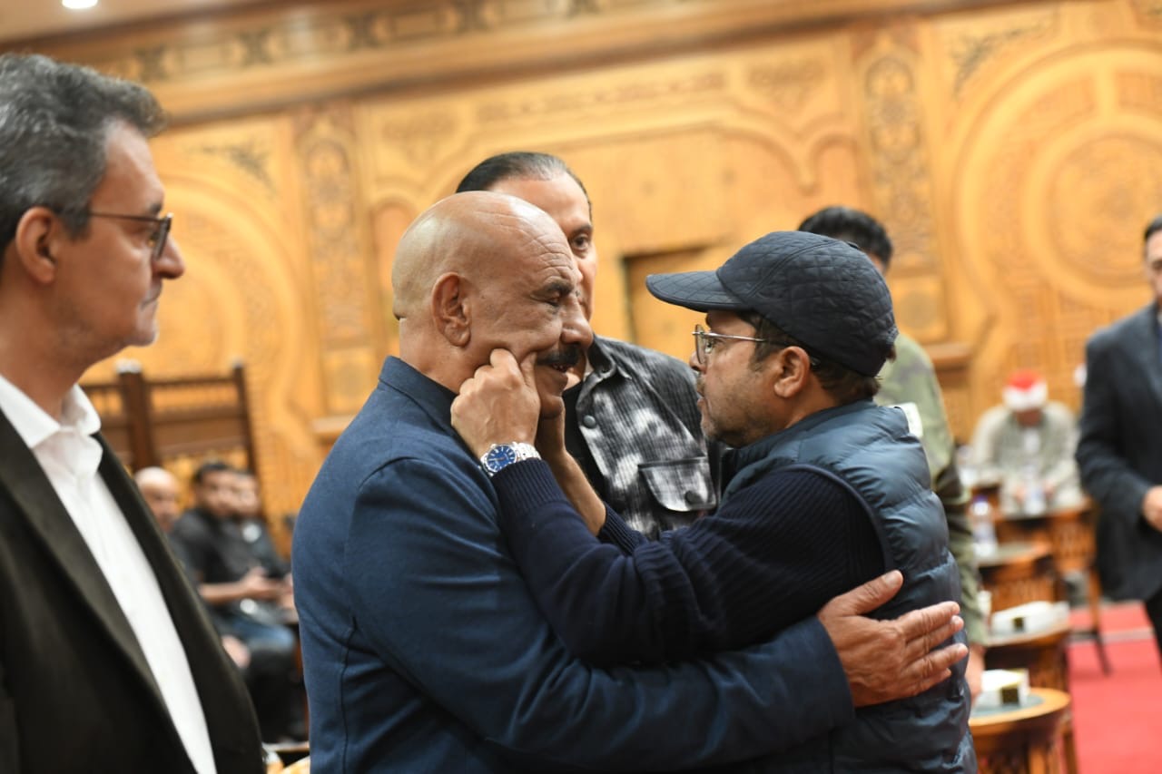 نجوم الفن محمد هنيدي وأحمد أدم ومحمد رمضان يشاركون في عزاء السيناريست أحمد عبد الله 5 1762631263 752 نجوم الفن محمد هنيدي وأحمد أدم ومحمد رمضان يشاركون في