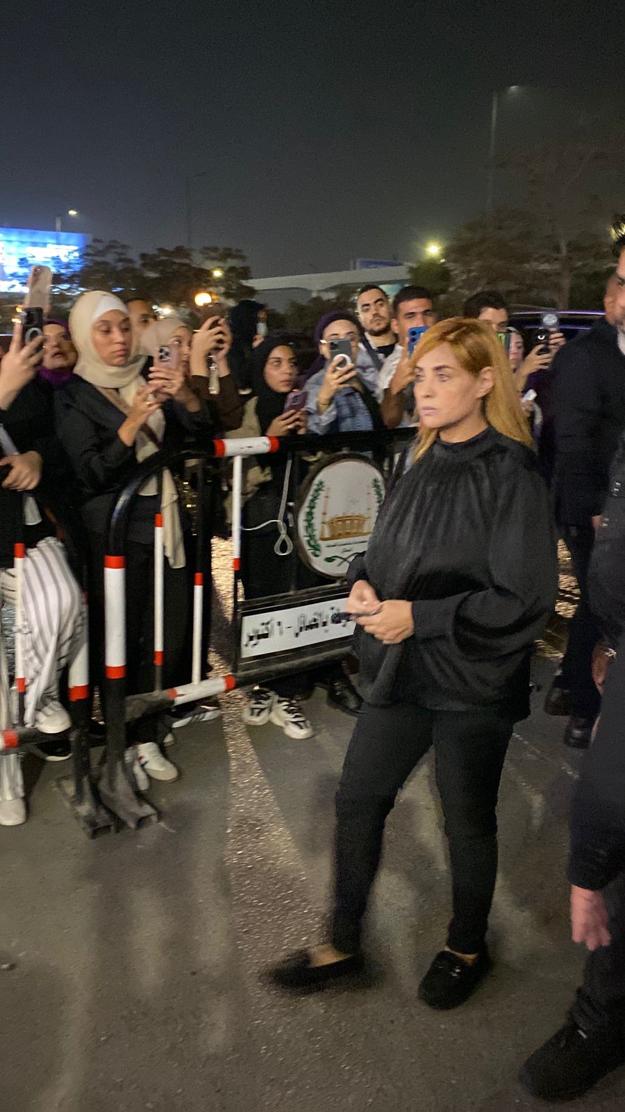 حسن الرداد ووفاء مكي يتواجدوا في عزاء والد محمد رمضان 3 1762708332 285 حسن الرداد ووفاء مكي يتواجدوا في عزاء والد محمد رمضان