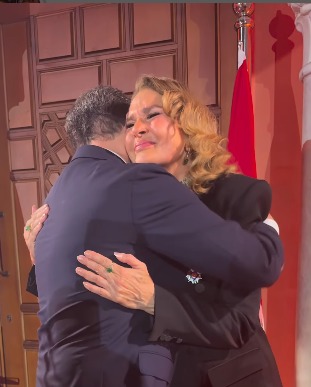 يسرا تتسلم وسام جوقة الشرف من فرنسا | صور وفيديو 4 1762804702 299 يسرا تتسلم وسام جوقة الشرف من فرنسا صور وفيديو