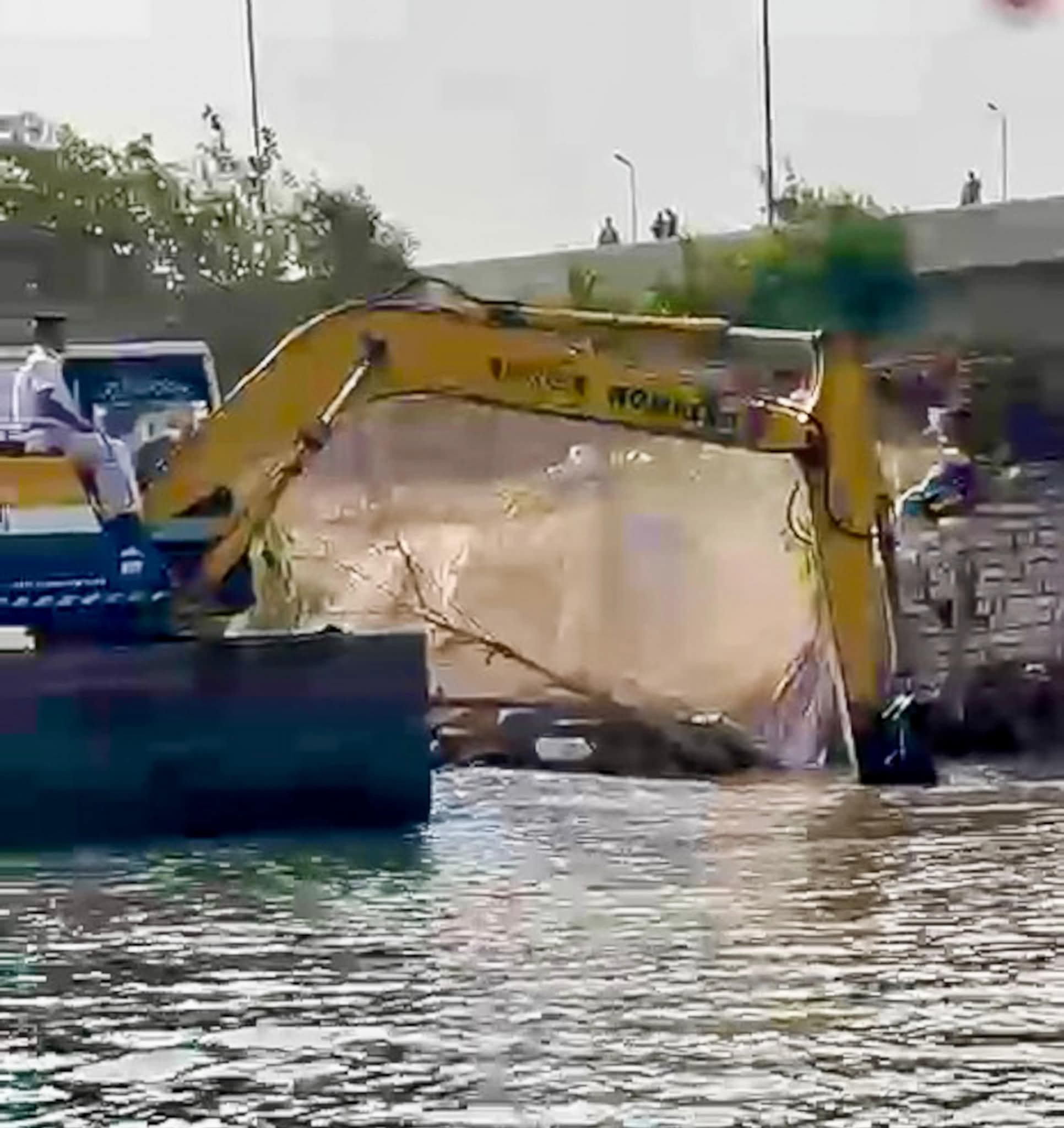 بدء تنفيذ مشروع ضبط النيل في فرع رشيد وإزالة التعديات عليه 3 1762848158 11 بدء تنفيذ مشروع ضبط النيل في فرع رشيد وإزالة التعديات