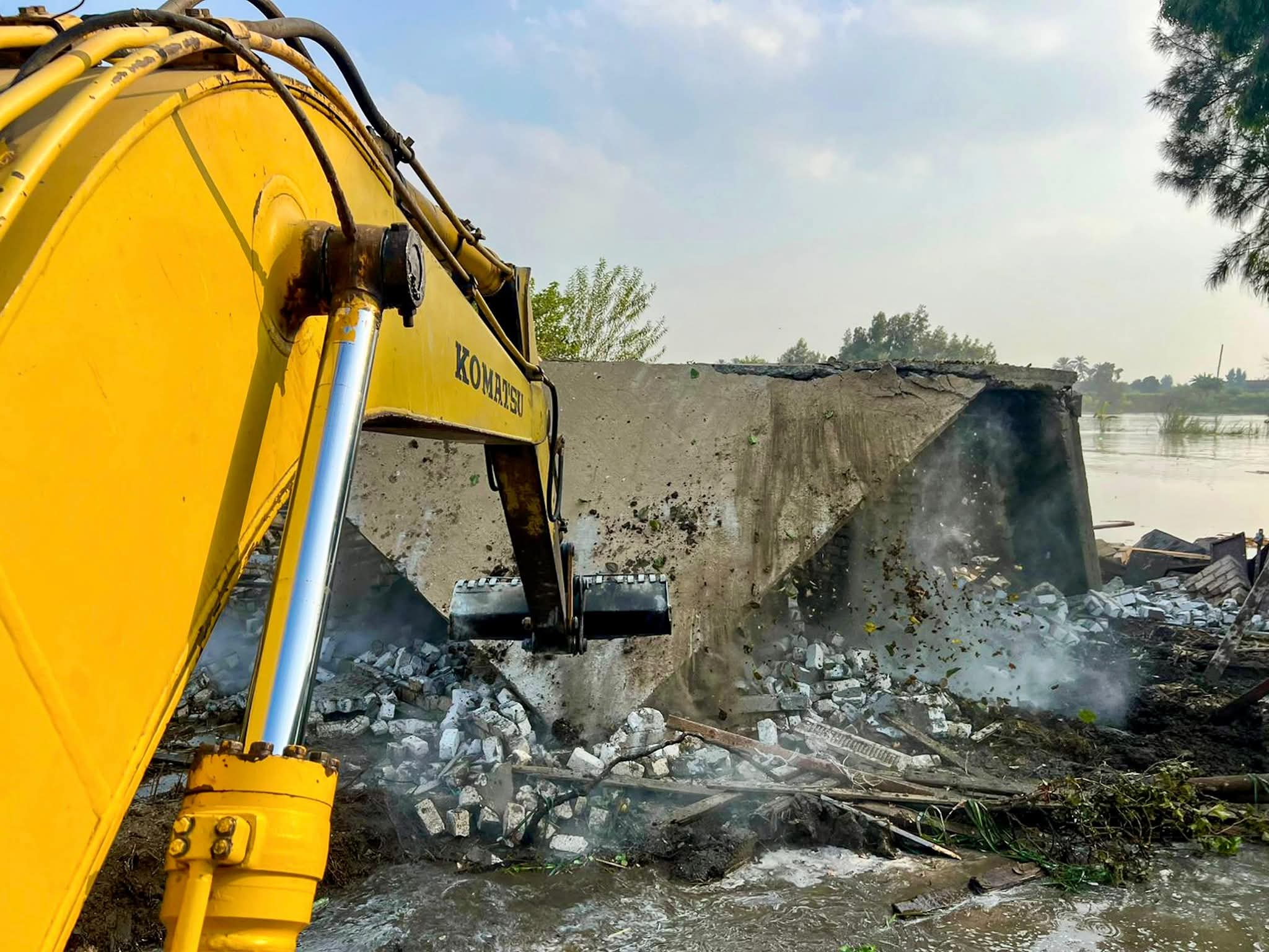 بدء تنفيذ مشروع ضبط النيل في فرع رشيد وإزالة التعديات عليه 4 1762848158 241 بدء تنفيذ مشروع ضبط النيل في فرع رشيد وإزالة التعديات