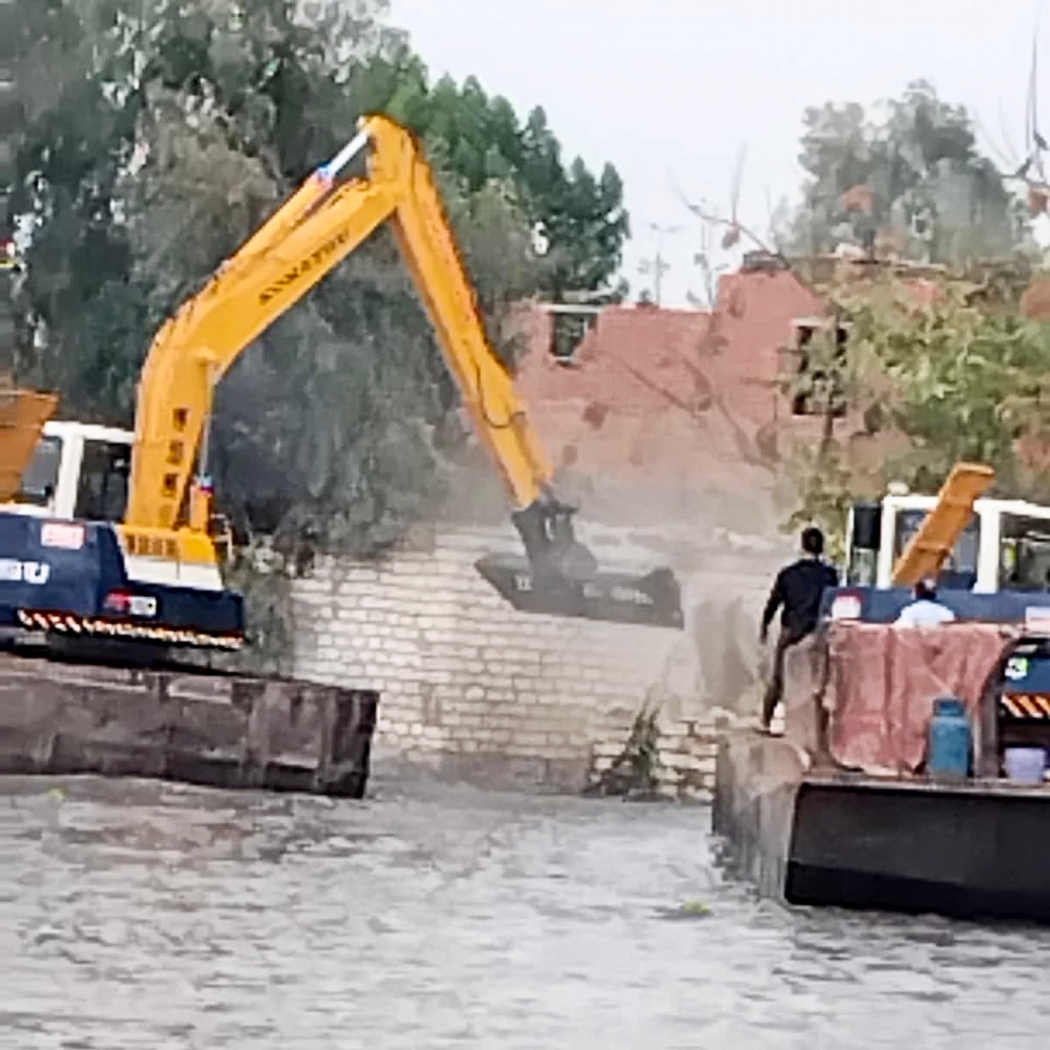 بدء تنفيذ مشروع ضبط النيل في فرع رشيد وإزالة التعديات عليه 5 1762848158 658 بدء تنفيذ مشروع ضبط النيل في فرع رشيد وإزالة التعديات