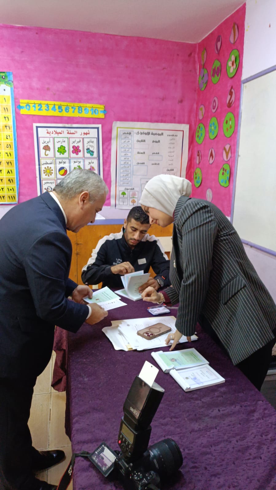 رئيس الهيئة الوطنية للصحافة يشارك في الانتخابات البرلمانية.. فيديو وصور 5 الناخبون في اللجان