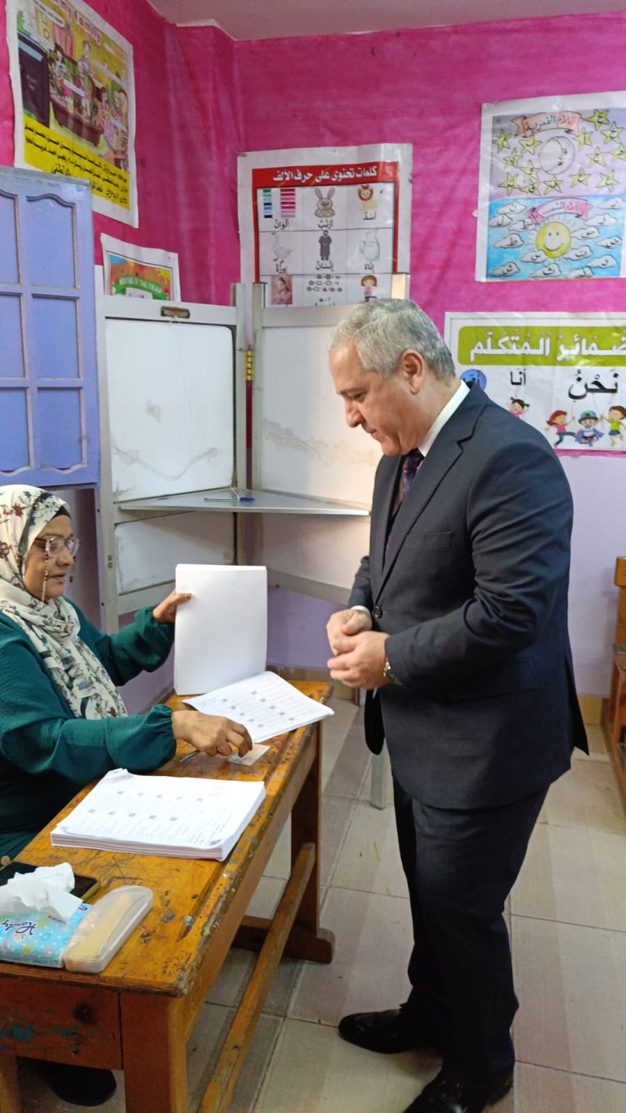 رئيس الهيئة الوطنية للصحافة يشارك في الانتخابات البرلمانية.. فيديو وصور 3 تصويت الناخبين