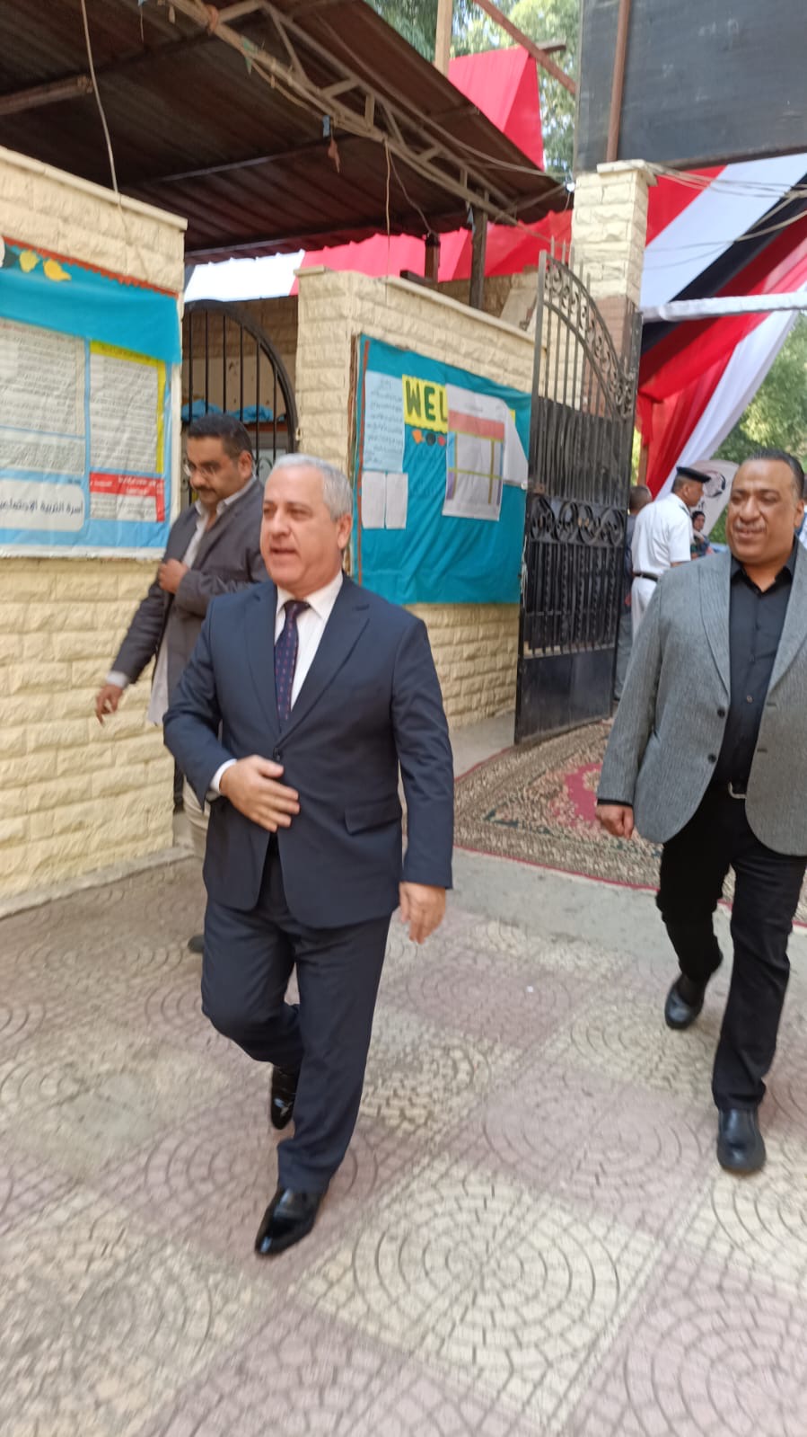 رئيس الهيئة الوطنية للصحافة يشارك في الانتخابات البرلمانية.. فيديو وصور 6 الانتخابات في الجيزة