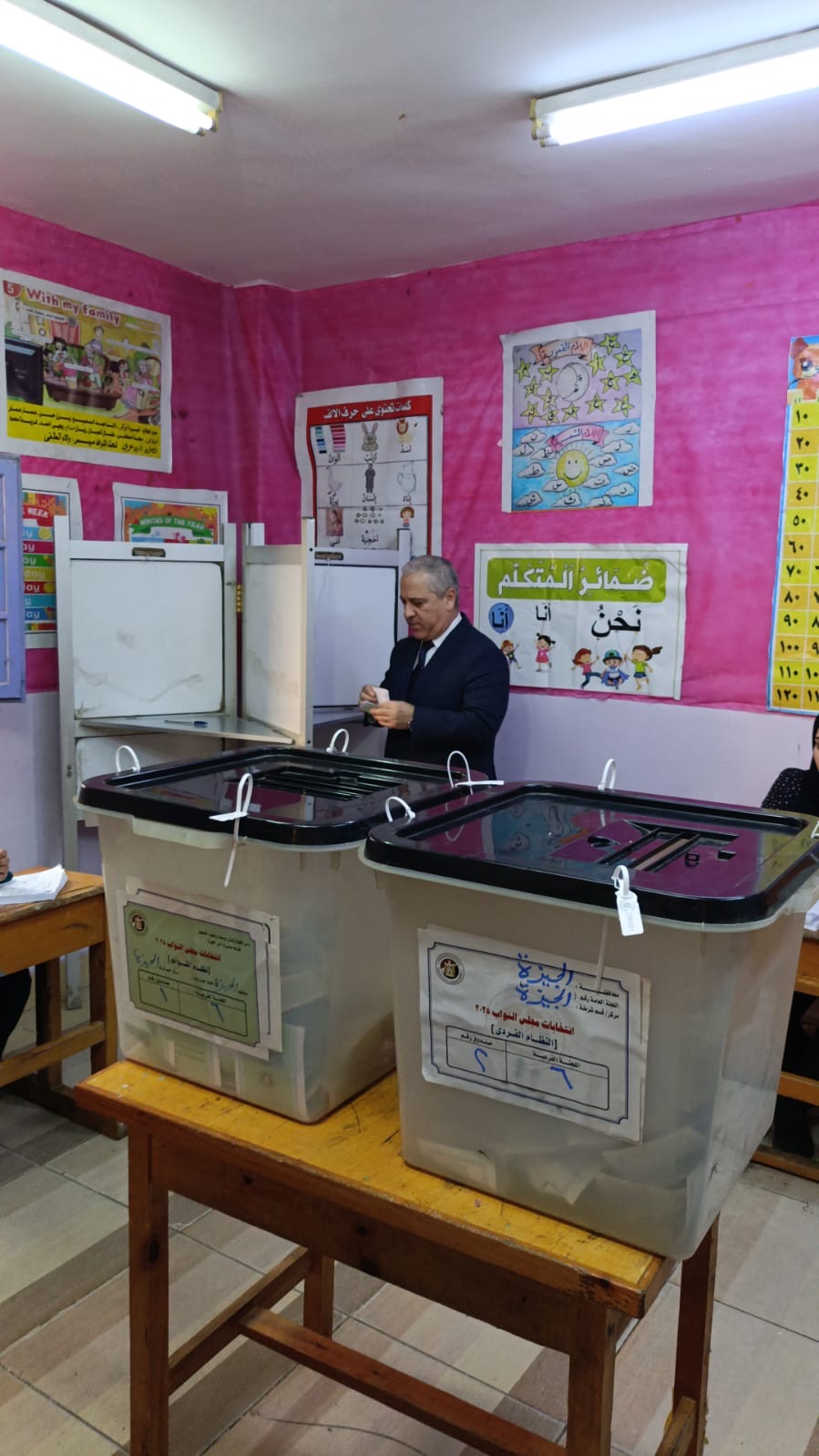 رئيس الهيئة الوطنية للصحافة يشارك في الانتخابات البرلمانية.. فيديو وصور 4 لجان الانتخابات