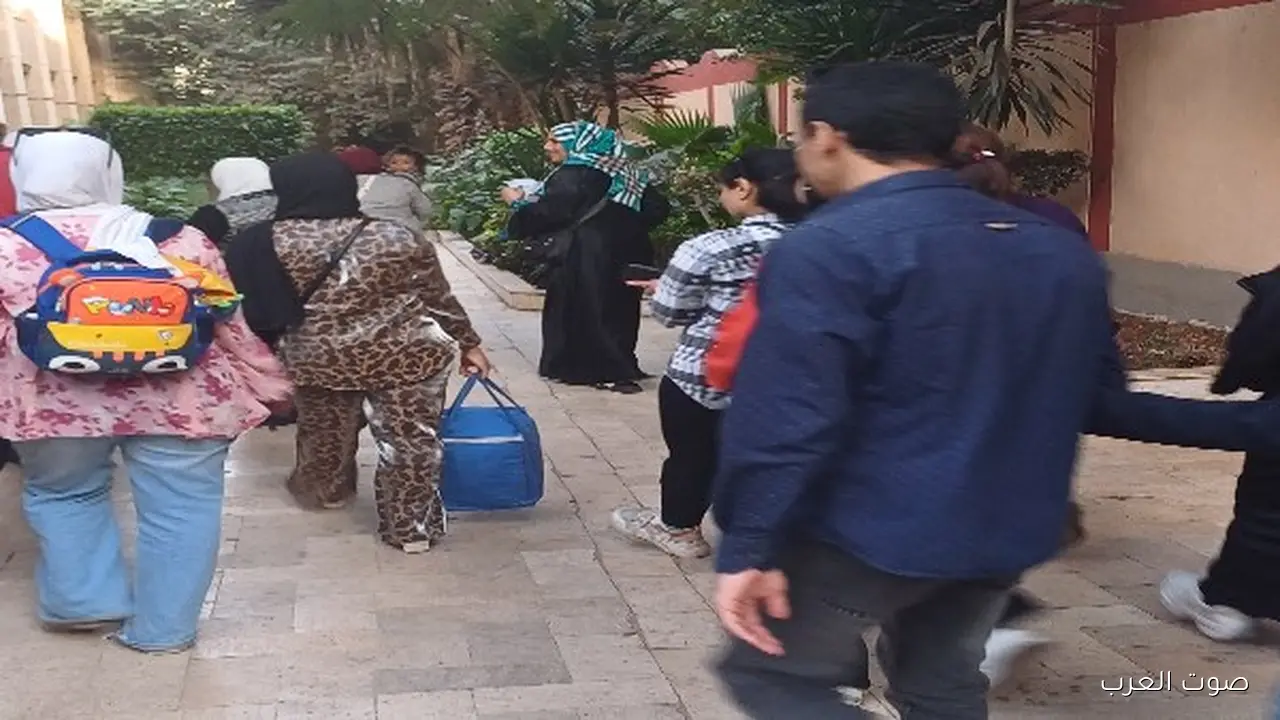 ناخبين النواب بدأوا يتوافدوا على لجنة الشهيد عبد الرحمن الصيرفي الثانوية في الدقي.. صور