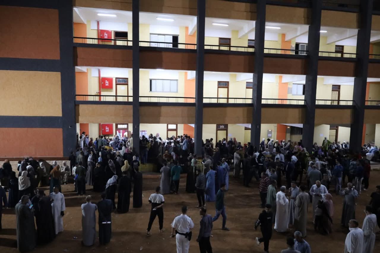 قبل ساعة من غلق مراكز الاقتراع.. الناس متجهة بكثافة لمدرسة أتريس في منشأة القناطر 6 1762884945 830 قبل ساعة من غلق مراكز الاقتراع الناس متجهة بكثافة لمدرسة