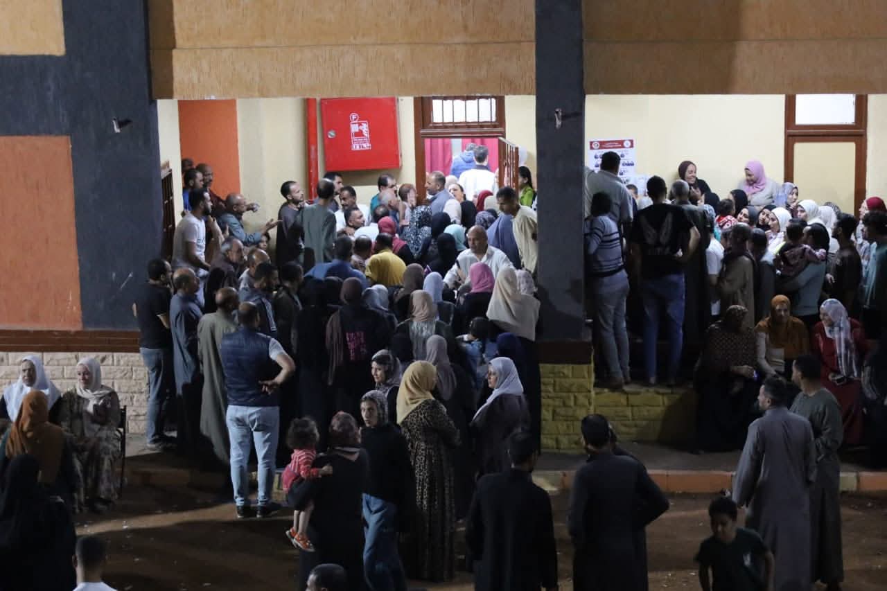 قبل ساعة من غلق مراكز الاقتراع.. الناس متجهة بكثافة لمدرسة أتريس في منشأة القناطر 5 1762884945 90 قبل ساعة من غلق مراكز الاقتراع الناس متجهة بكثافة لمدرسة