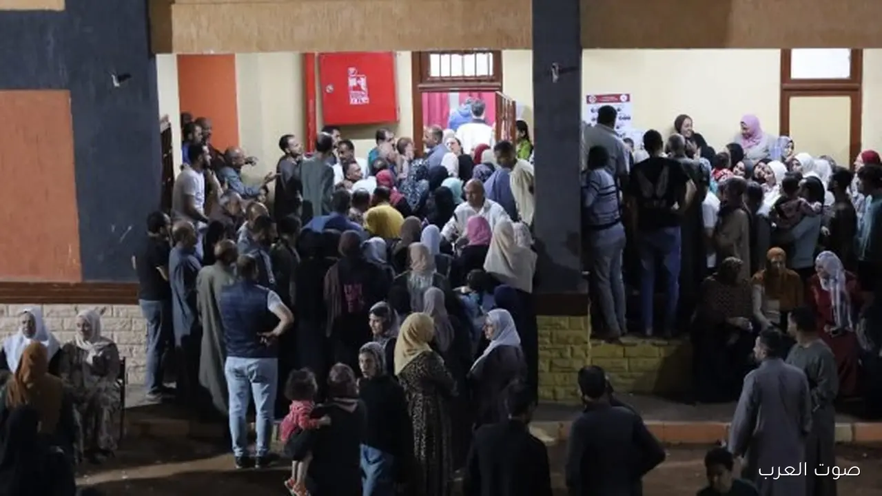 قبل ساعة من غلق مراكز الاقتراع.. الناس متجهة بكثافة لمدرسة أتريس في منشأة القناطر