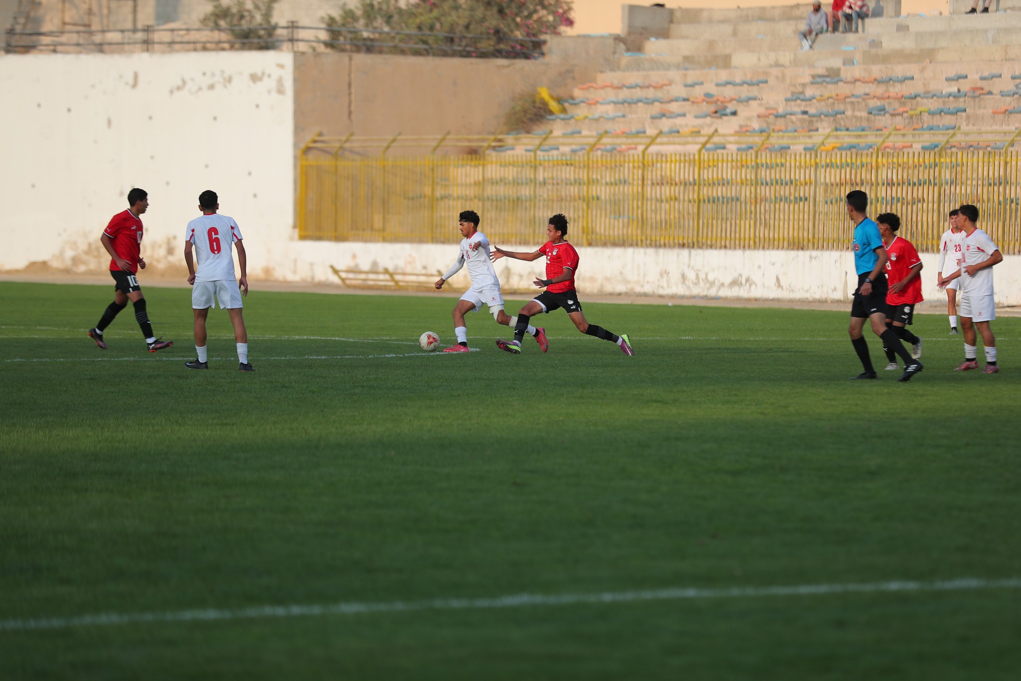 مصر تحت الصغار تفوز على الأردن بهدف واحد رغم نقص اللاعبين 3 الأجواء في المباراة