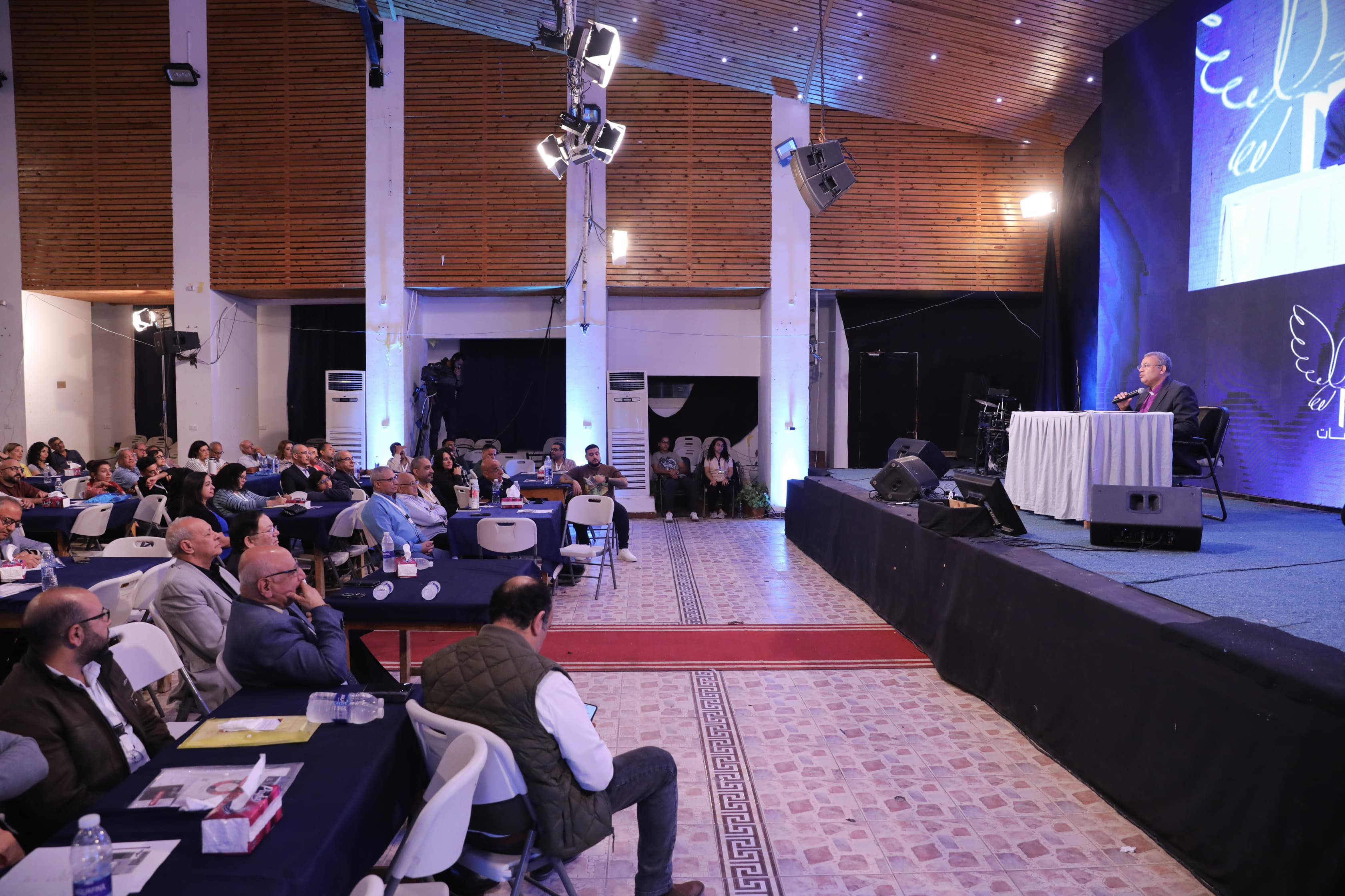 رئيس الطائفة الإنجيلية يختتم المؤتمر السنوي لرابطة الإنجيليين ويدعو لصنع السلام وحل النزاعات 3 السفير الكندي يشيد بالعلاقات المصرية الكندية وبرامج الكنيسة تجاه شباب المهجر