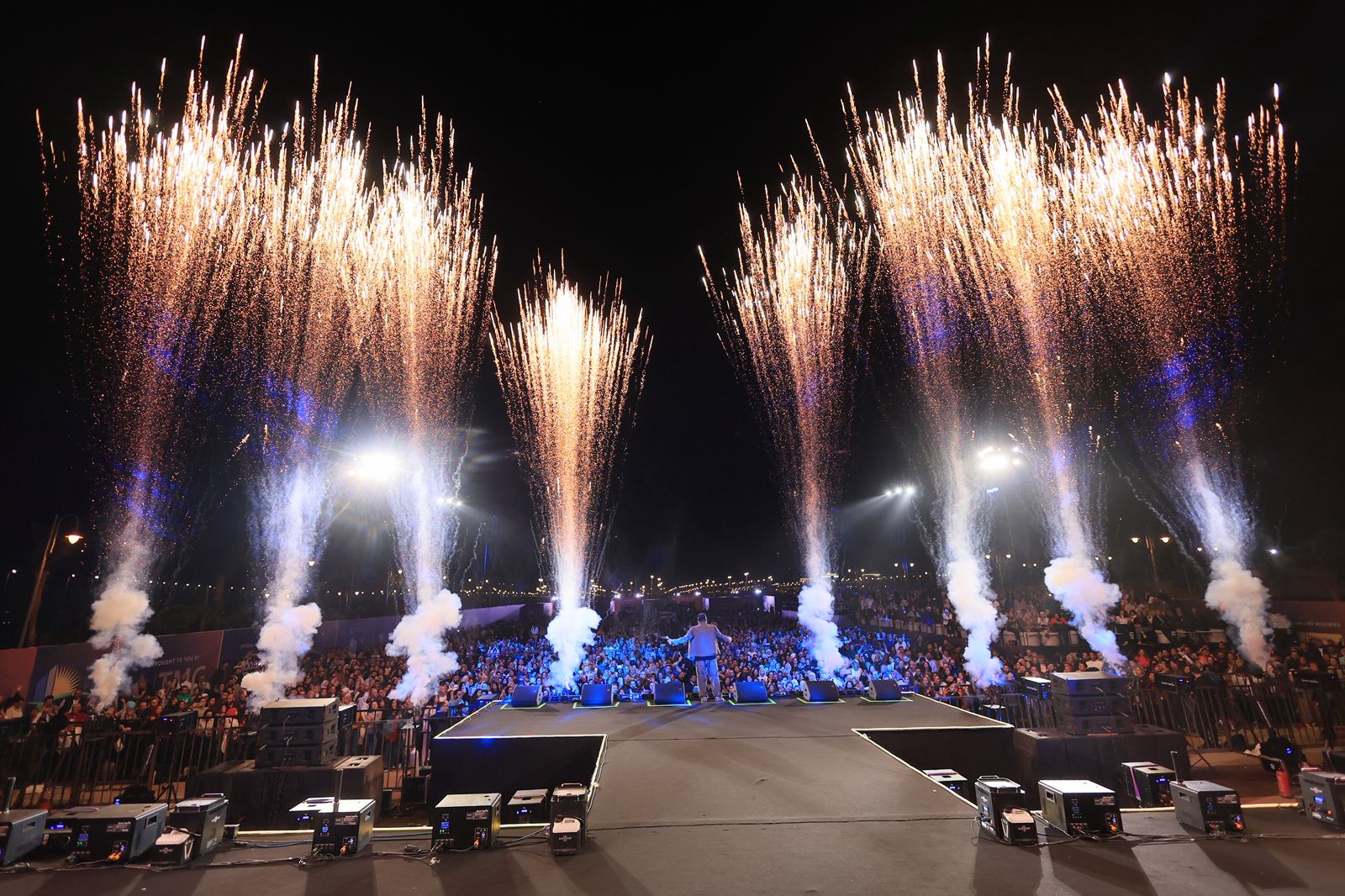 فؤش وحميد وإيهاب وهشام يشعلوا شتاء مدينتي بحضور جماهيري كبير 11 1763227661 730 فؤش وحميد وإيهاب وهشام يشعلوا شتاء مدينتي بحضور جماهيري كبير