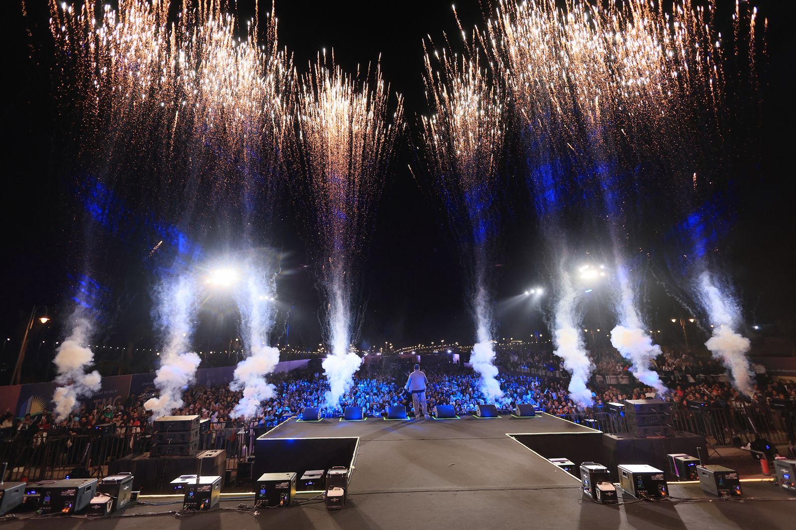 فؤش وحميد وإيهاب وهشام يشعلوا شتاء مدينتي بحضور جماهيري كبير 7 1763227661 995 فؤش وحميد وإيهاب وهشام يشعلوا شتاء مدينتي بحضور جماهيري كبير