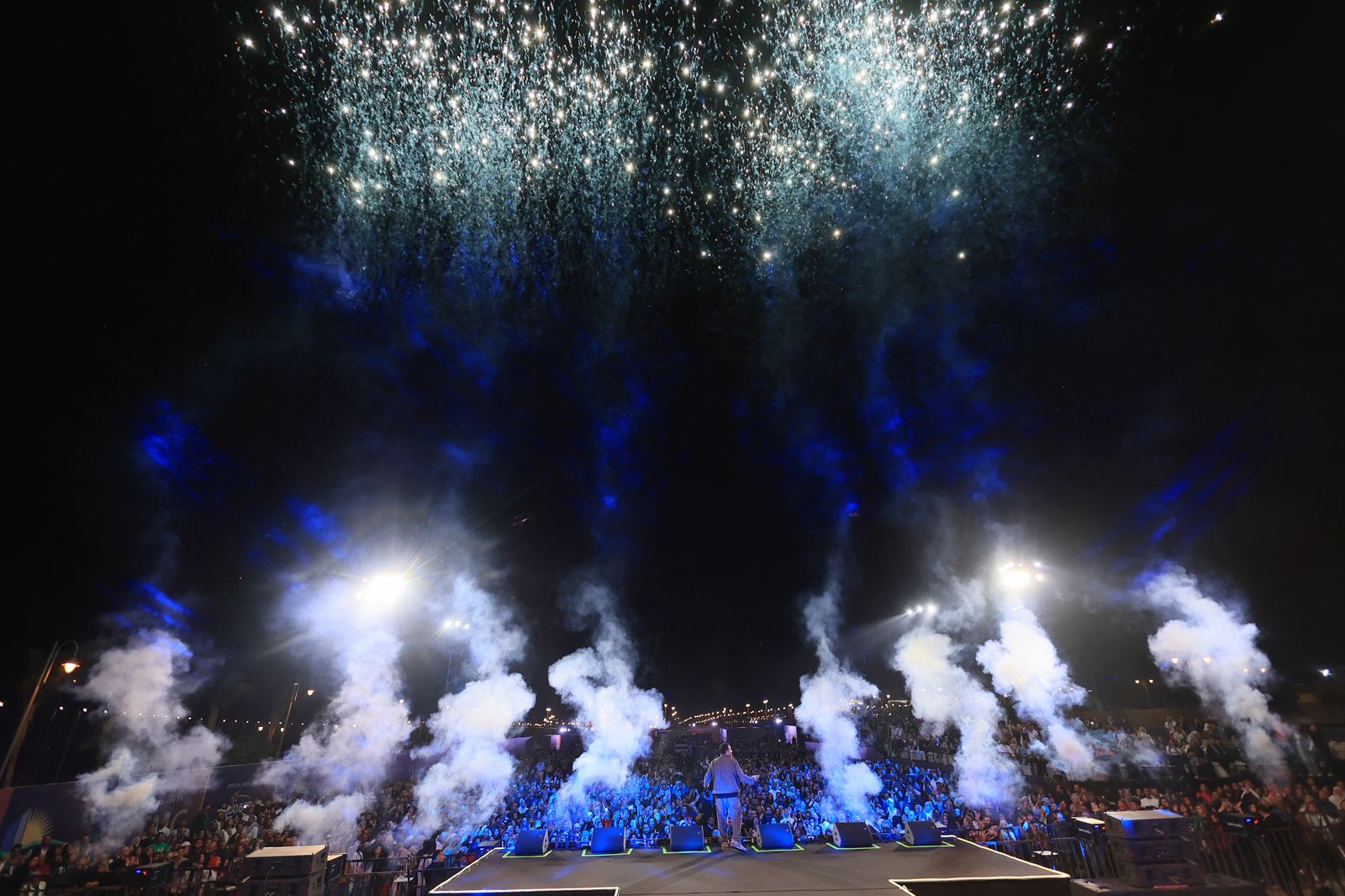 فؤش وحميد وإيهاب وهشام يشعلوا شتاء مدينتي بحضور جماهيري كبير 22 1763227662 103 فؤش وحميد وإيهاب وهشام يشعلوا شتاء مدينتي بحضور جماهيري كبير