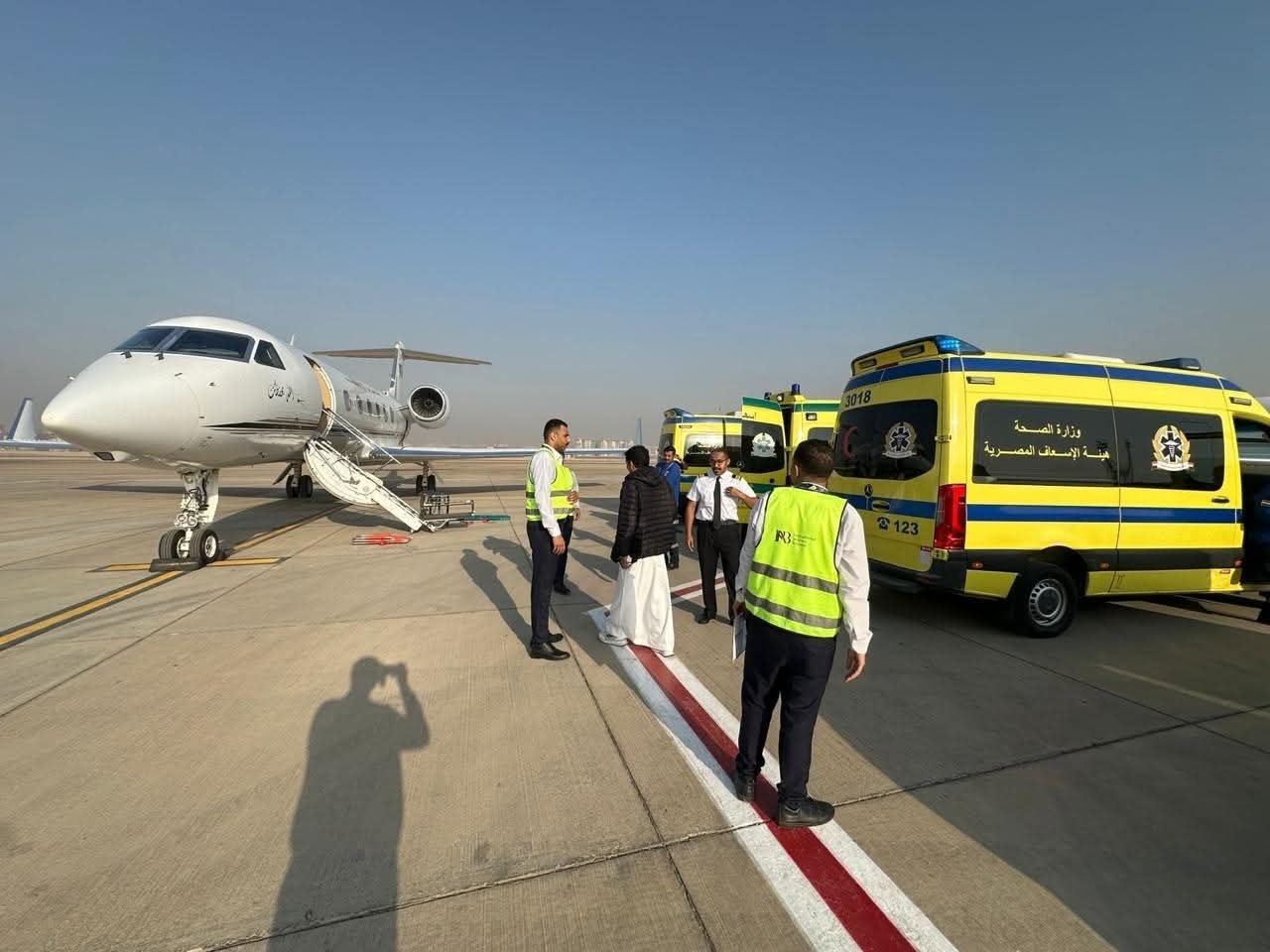 السفارة السعودية في القاهرة نقلت مواطنين في عملية إخلاء طبي.. صور 3 صورة من عملية الإخلاء الطبي