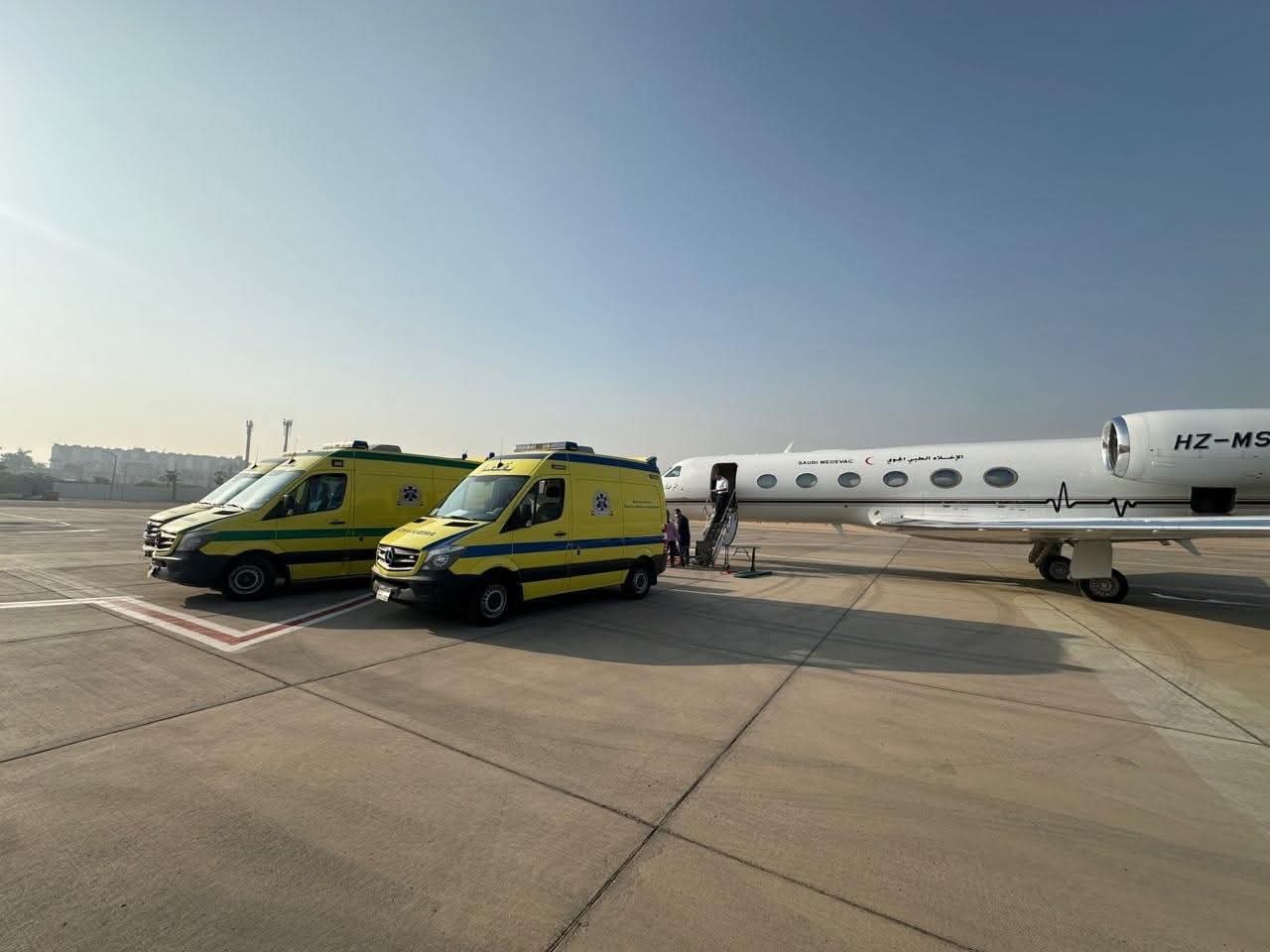 السفارة السعودية في القاهرة نقلت مواطنين في عملية إخلاء طبي.. صور 4 صورة من عملية الإخلاء الطبي