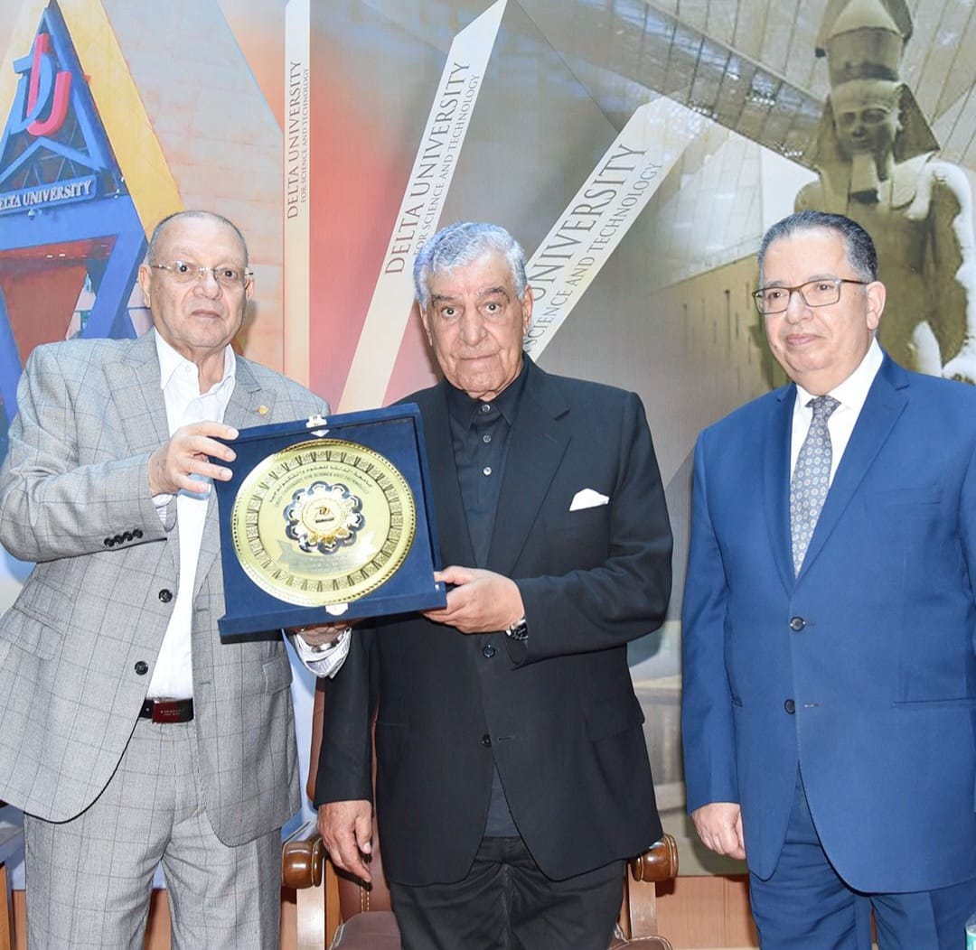 زاهي حواس يطلب من طلاب الجامعات يوقعوا على وثيقة لاسترجاع حجر رشيد وتمثال نفرتيتي 4 طلاب الجامعة في الندوة