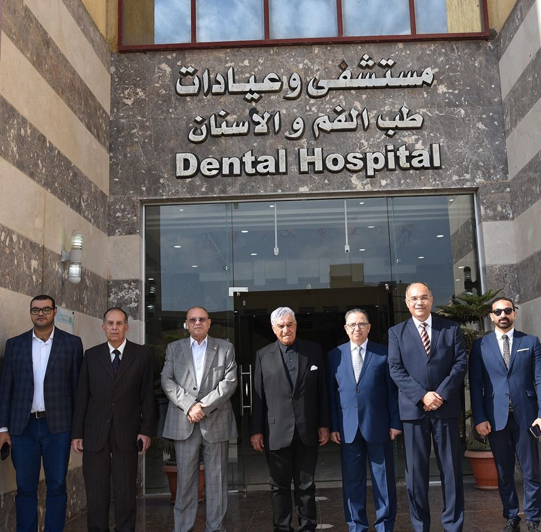 زاهي حواس يطلب من طلاب الجامعات يوقعوا على وثيقة لاسترجاع حجر رشيد وتمثال نفرتيتي 3 زاهي حواس في الندوة