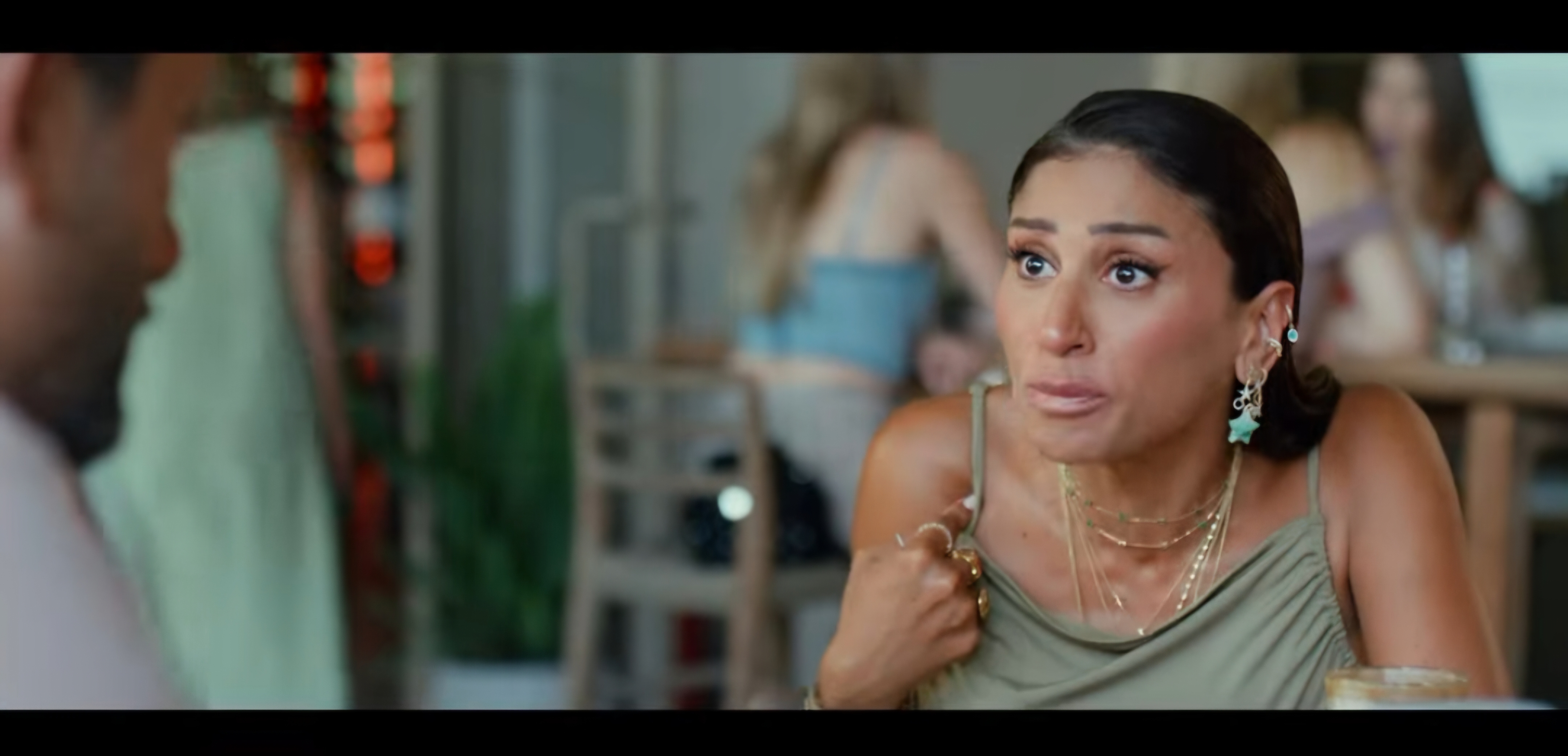 طلاق ومشاكل حقوق بين كريم محمود عبد العزيز ودينا الشربيني في تريلر فيلم "طلقني" 4 مشهد من فيلم الهنا اللي أنا فيه