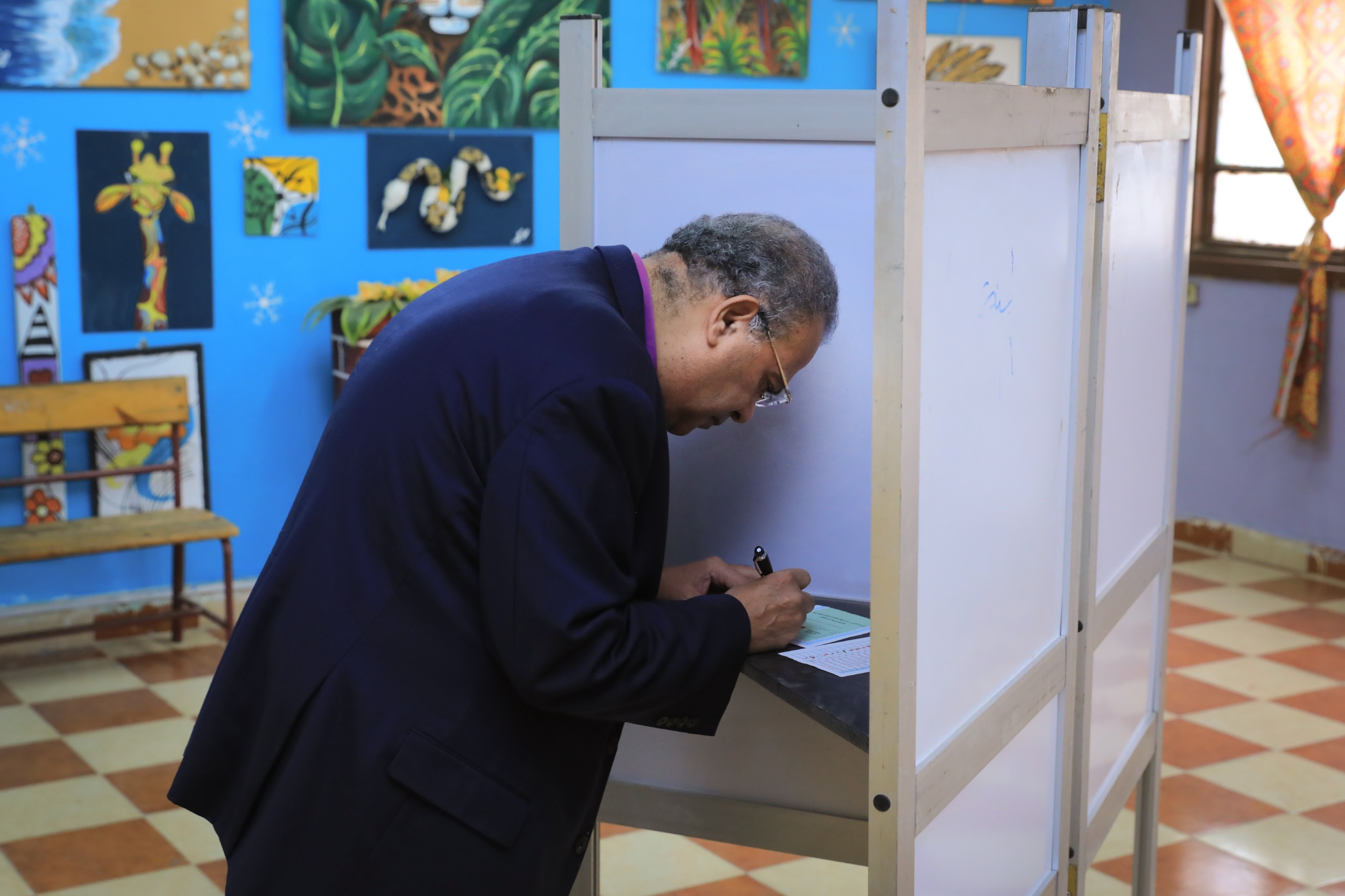 رئيس الطائفة الإنجيلية في مصر يشارك بصوته في انتخابات النواب: المشاركة واجب وبتساعد على استقرار المجتمع 6 1763974721 989 رئيس الطائفة الإنجيلية في مصر يشارك بصوته في انتخابات النواب