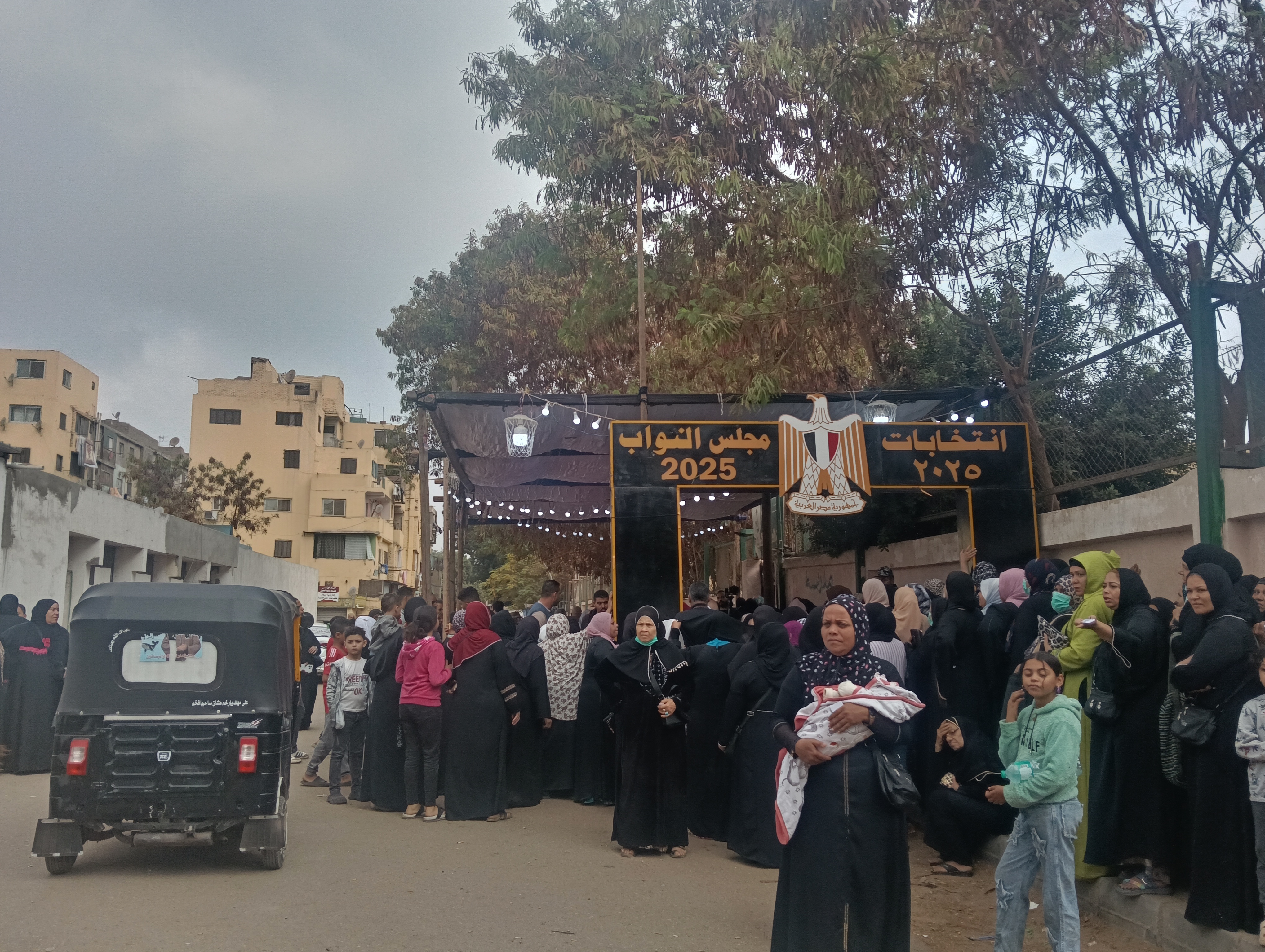طوابير من الستات.. زيادة الإقبال على لجان الانتخابات في عين الصيرة بالقاهرة 3 1763978563 162 طوابير من الستات زيادة الإقبال على لجان الانتخابات في عين