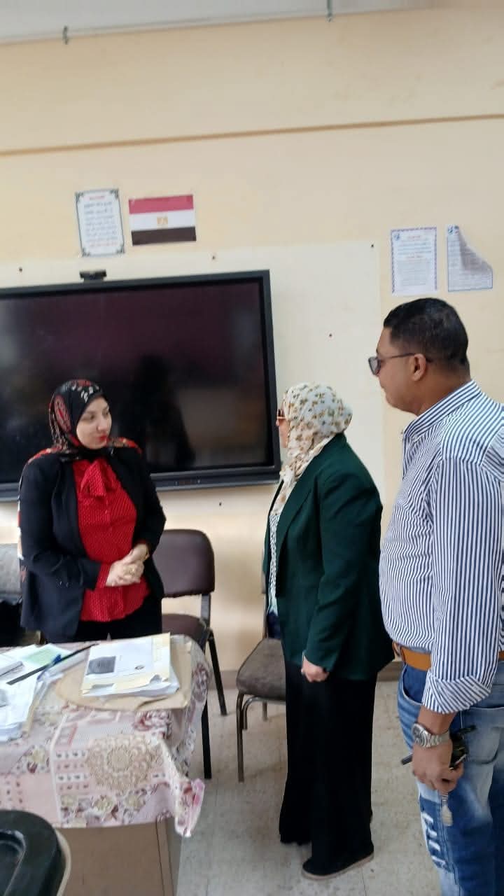 رئيس حي طرة تتفقد اللجان الانتخابية وتأكد إن العملية ماشية بهدوء 3 الناخبين في اللجان