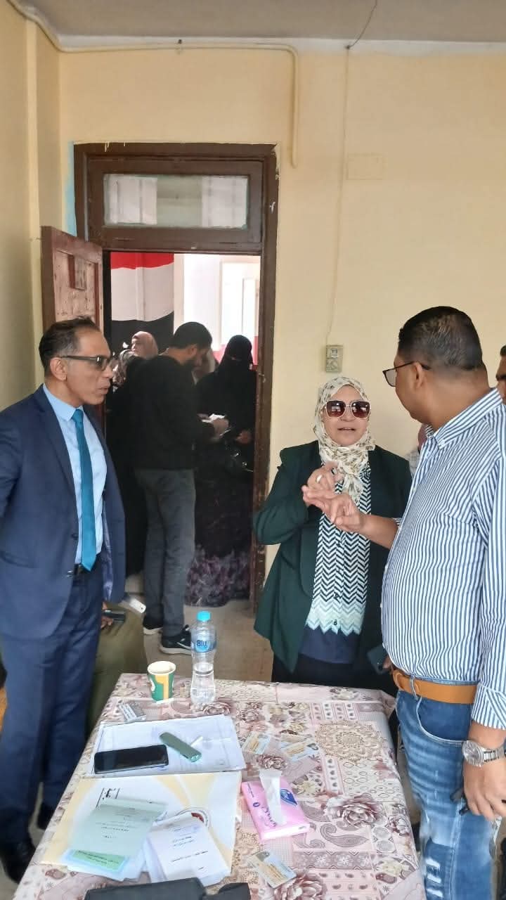 رئيس حي طرة تتفقد اللجان الانتخابية وتأكد إن العملية ماشية بهدوء 6 عملية التصويت