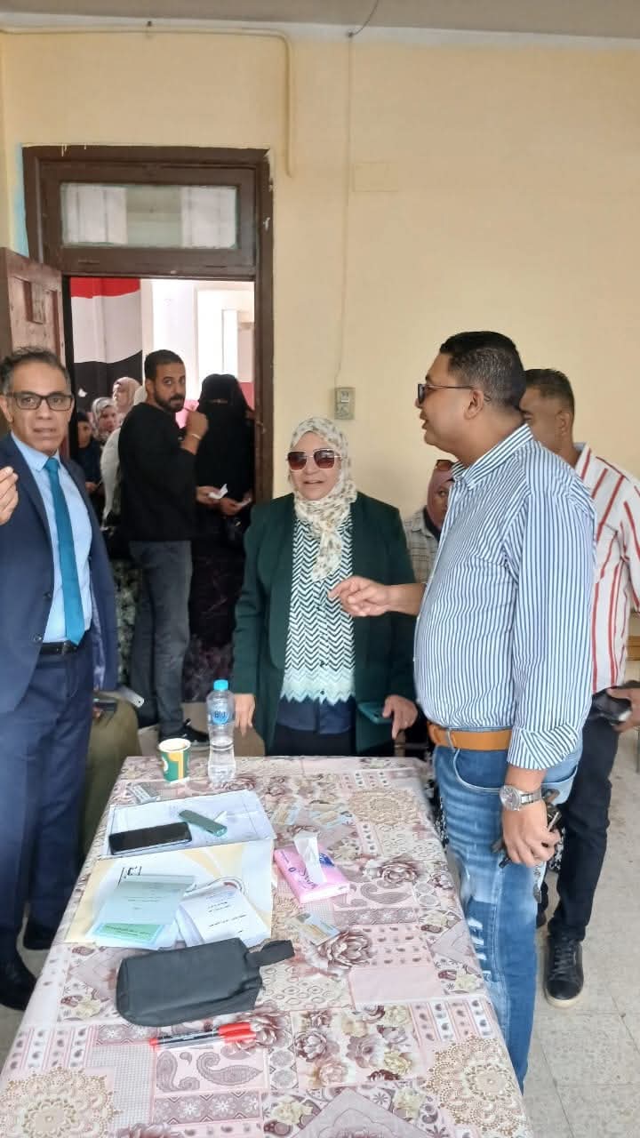 رئيس حي طرة تتفقد اللجان الانتخابية وتأكد إن العملية ماشية بهدوء 4 الاستعدادات الانتخابية