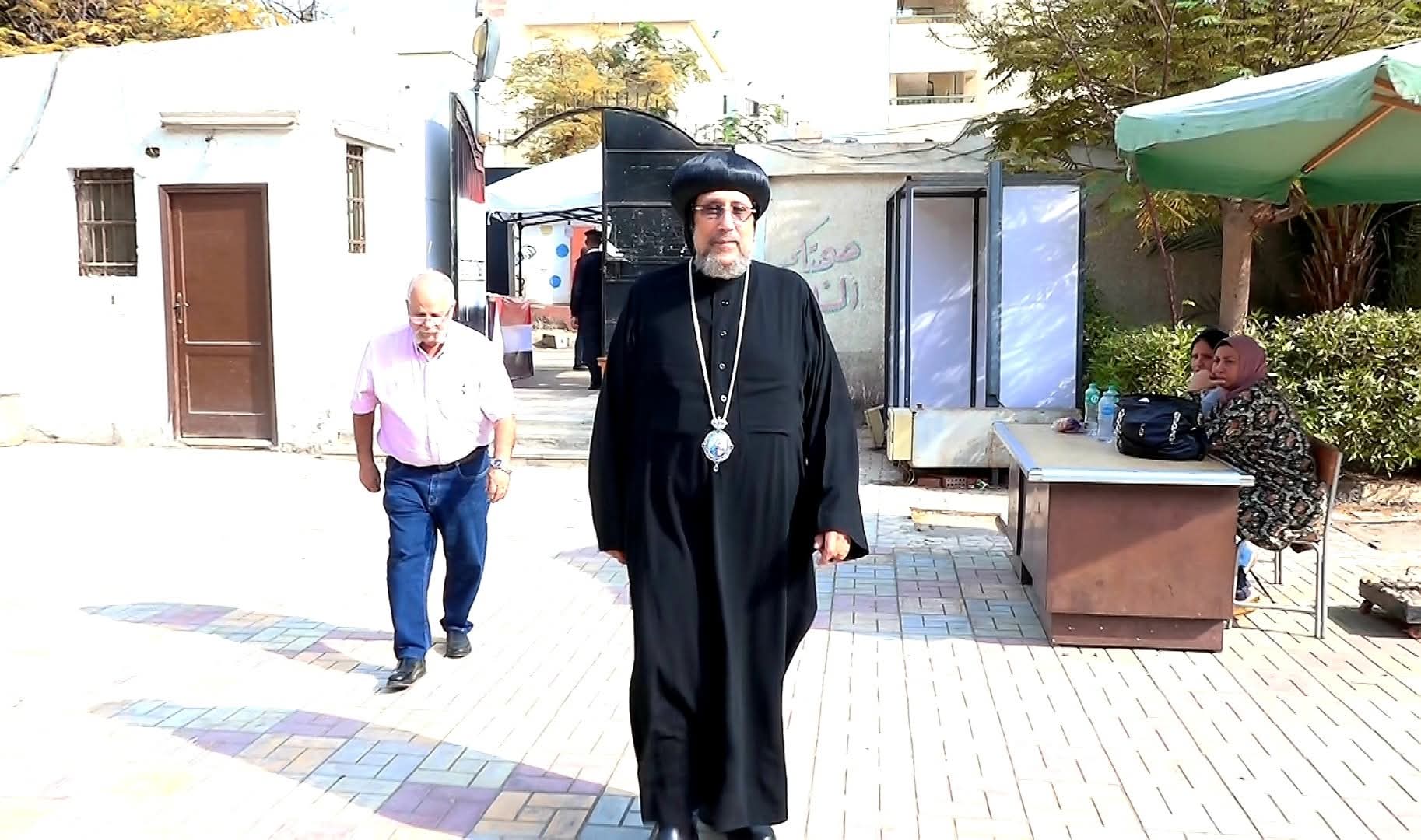 الأنبا إرميا ينزل الانتخابات ويدعو الناس يشاركوا بأصواتهم 3 مشهد من الانتخابات