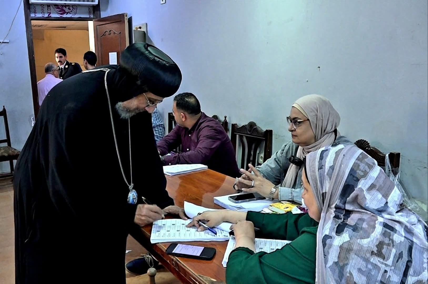 الأنبا إرميا ينزل الانتخابات ويدعو الناس يشاركوا بأصواتهم 4 المدرسة الفندقية المتقدمة