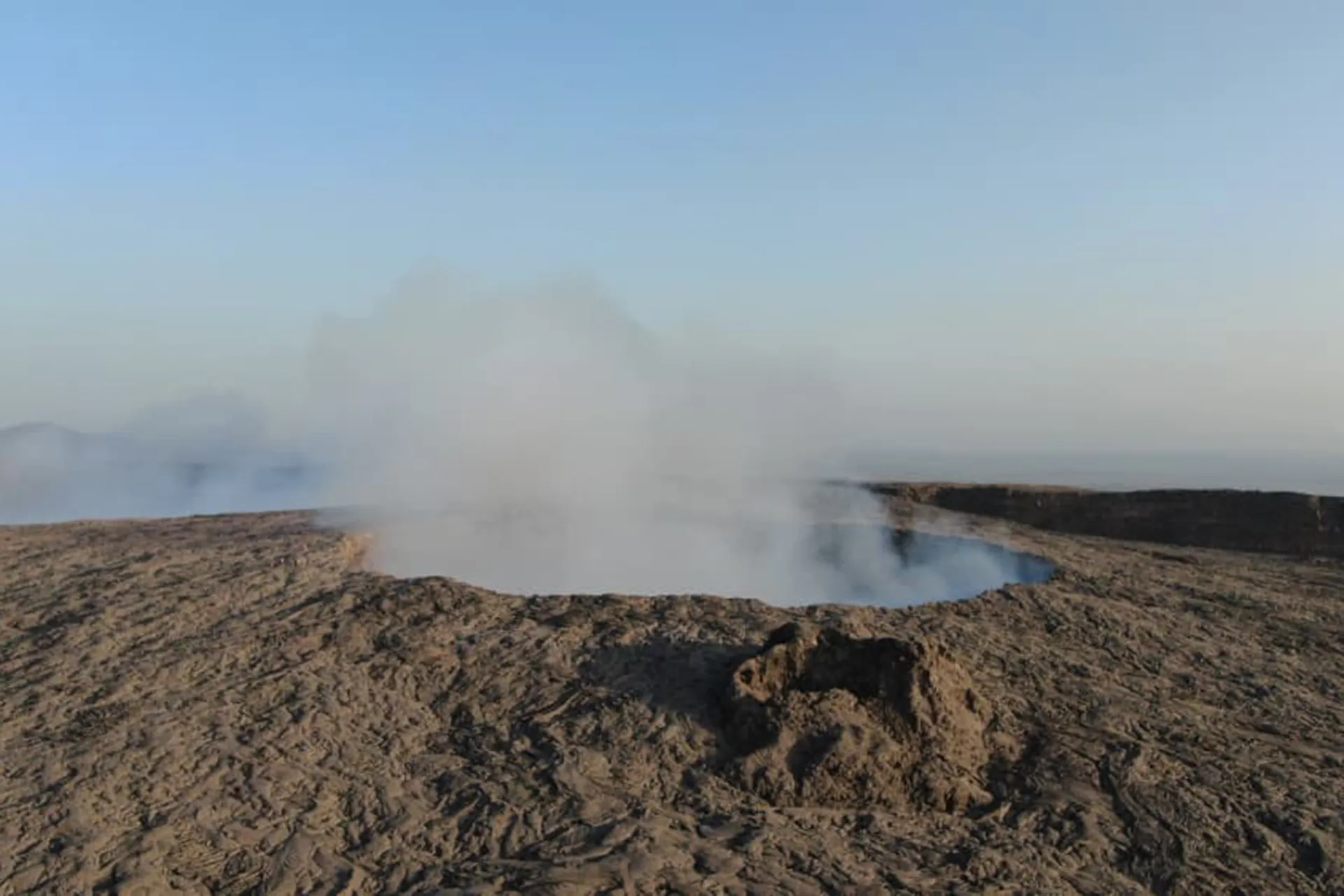 بركان في إثيوبيا بيقوم بعد آلاف السنين وأعمدة الرماد وصلت لـ 15 كيلومتر.. شوف الفيديو 3 1764001324 67 بركان في إثيوبيا بيقوم بعد آلاف السنين وأعمدة الرماد وصلت