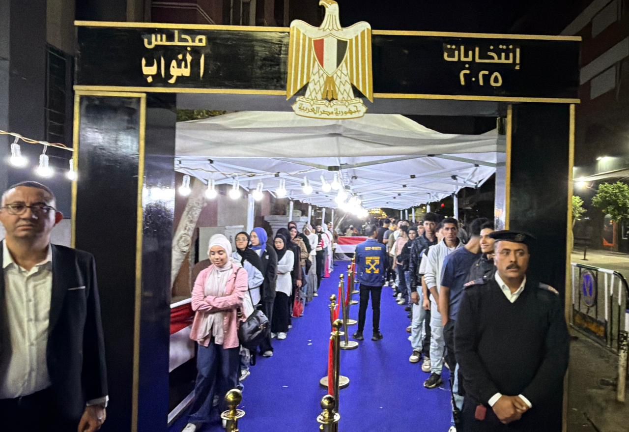 1764006991 183 زحمة شباب كبيرة أمام لجان قصر النيل قبل ما يقفلوا