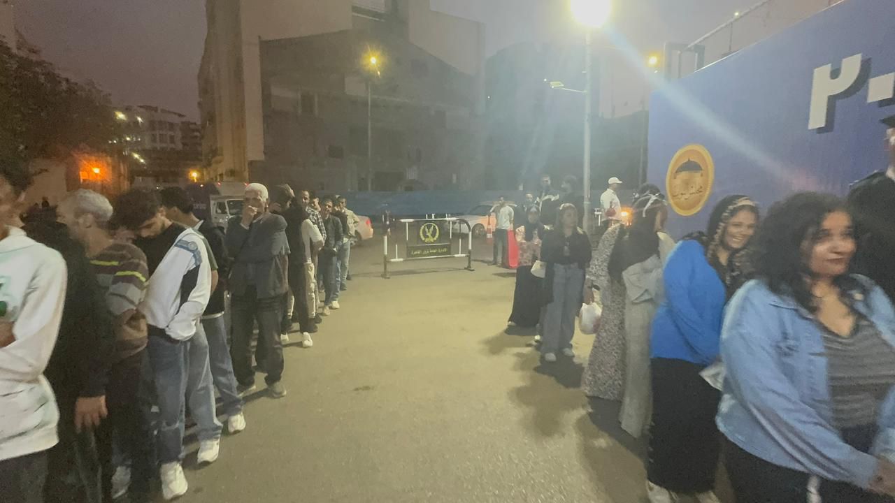 1764006991 254 زحمة شباب كبيرة أمام لجان قصر النيل قبل ما يقفلوا