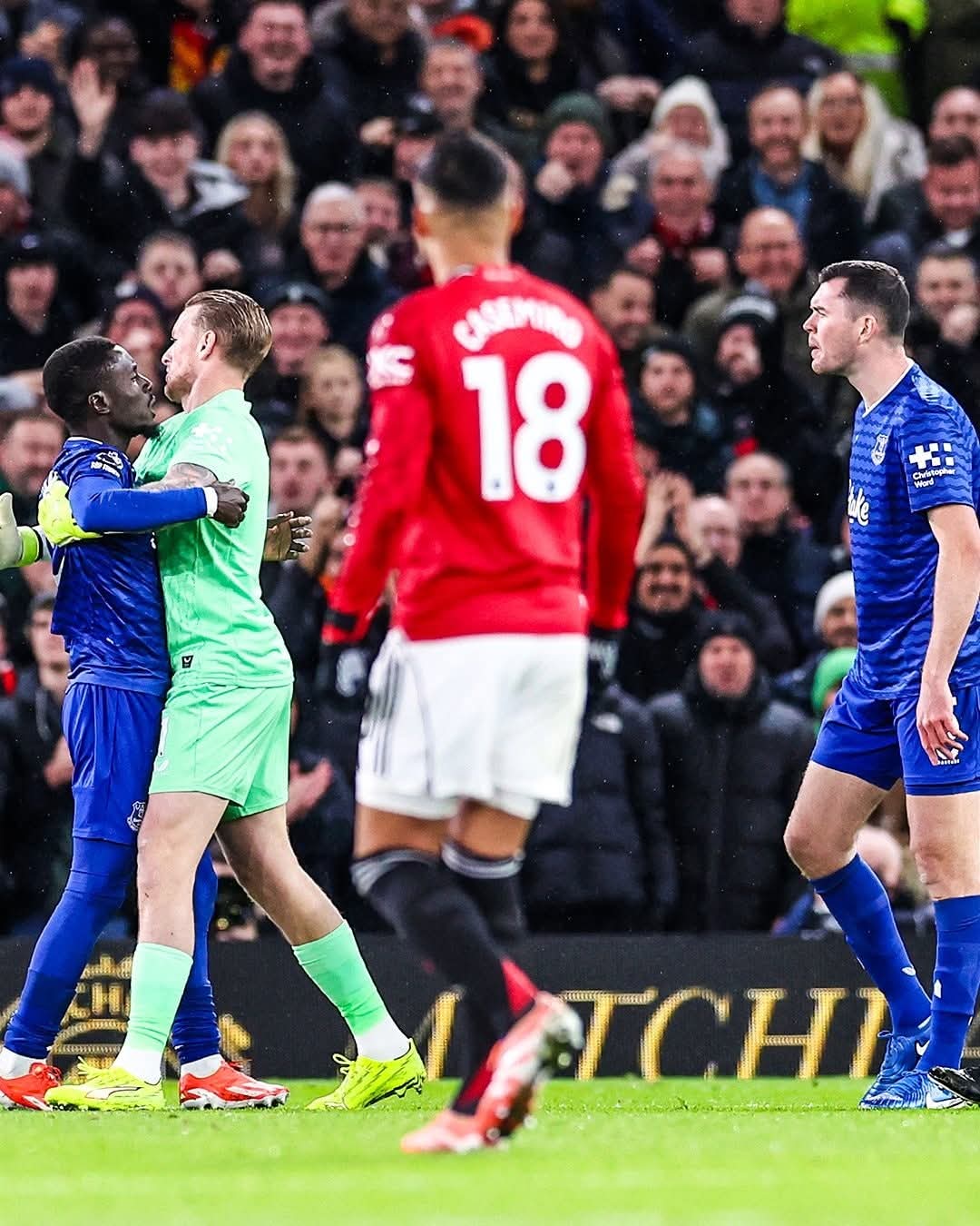 إيفرتون يتساوى مع آرسنال في عدد الكروت الحمراء بالبريميرليغ بـ 110 كروت 3 إدريسا غانا غاي خلال المباراة