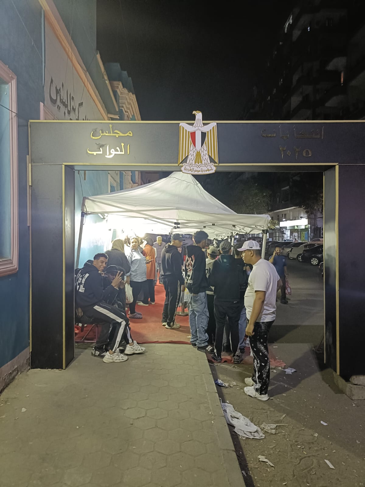 شباب مصر في الطوابير أمام لجان وسط البلد على أنغام الأغاني الوطنية خلال انتخابات مجلس النواب 6 1764096949 703 شباب مصر في الطوابير أمام لجان وسط البلد على أنغام
