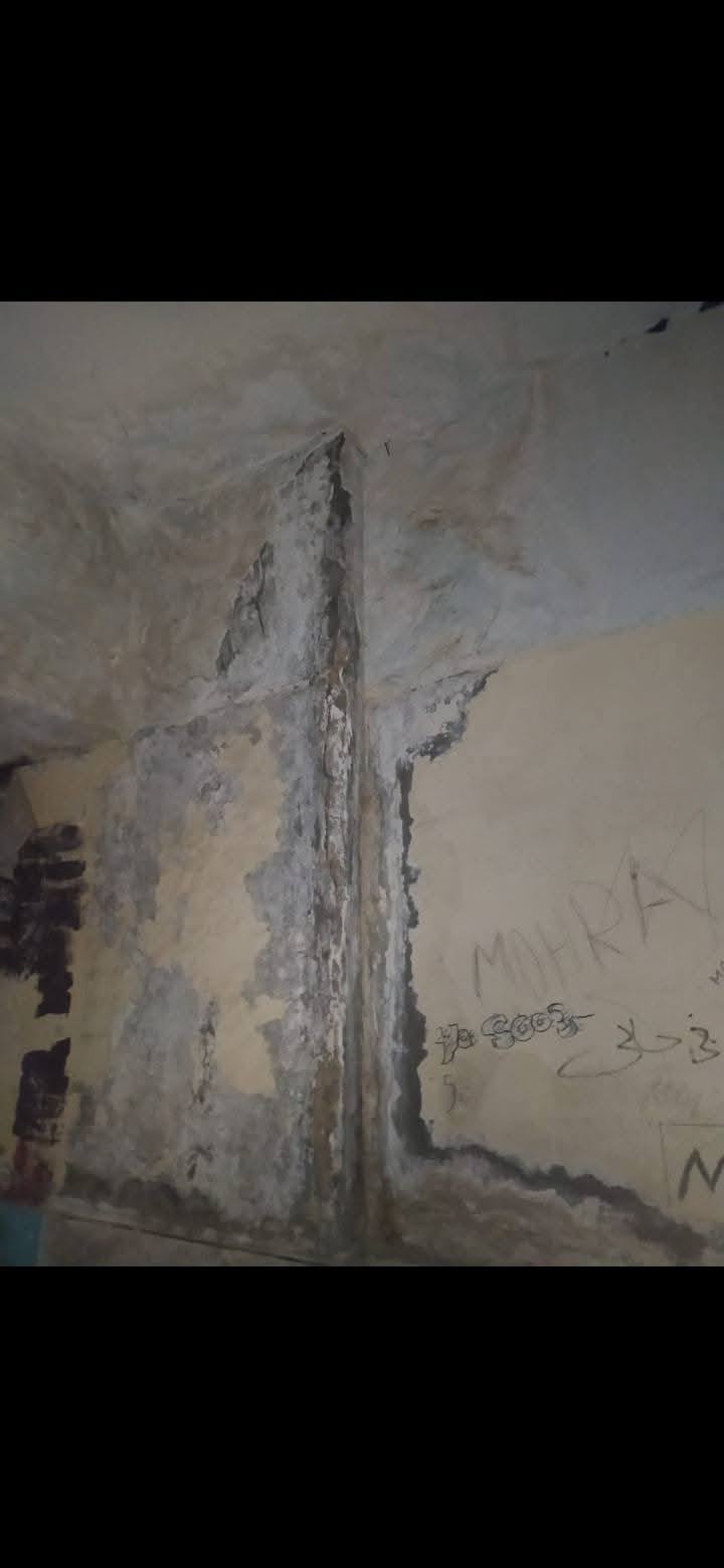 مياه الصرف بتغرق جدران مدرسة في حلمية الزيتون وأهالي الطلبة بيستغيثوا بوزير التعليم 3 1764353248 899 مياه الصرف بتغرق جدران مدرسة في حلمية الزيتون وأهالي الطلبة