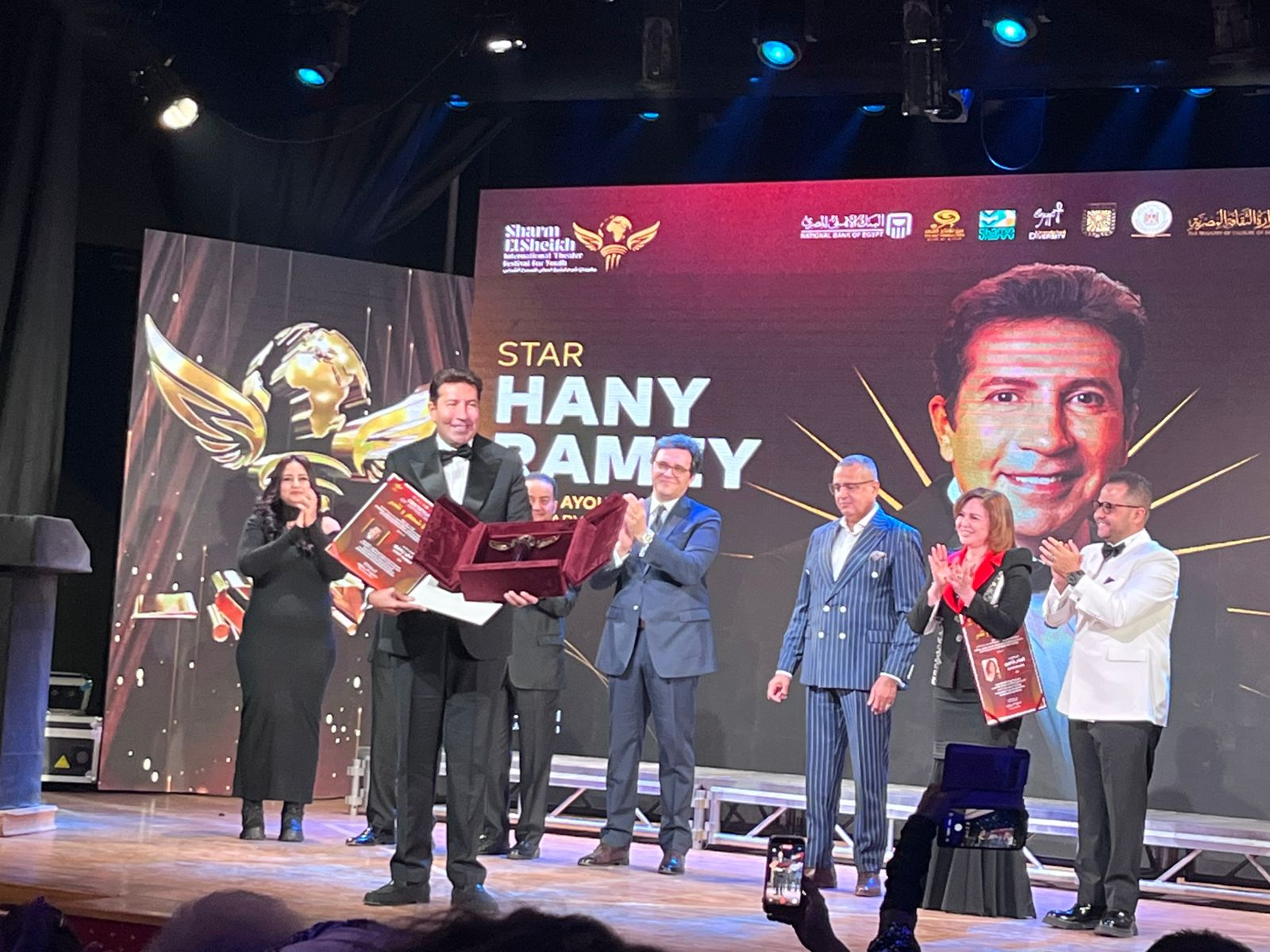 هاني رمزي يهدي تكريمه في شرم الشيخ لوالدته بكلمات مؤثرة 3 1764527421 732 هاني رمزي يهدي تكريمه في شرم الشيخ لوالدته بكلمات مؤثرة