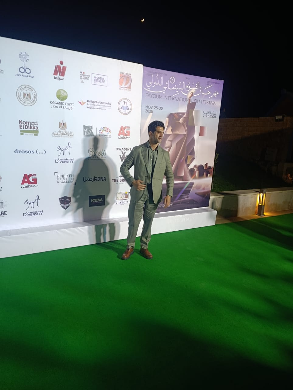 أحمد مجدي وداليا مصطفى أول اللي وصلوا على السجادة الخضرا في مهرجان الفيوم السينمائي 2 أحمد مجدي وداليا مصطفى أول اللي وصلوا على السجادة الخضرا