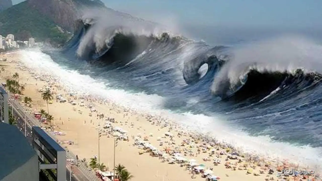 أمواج قوية تضرب جزيرة في إسبانيا والسلطات تحذر من البحر