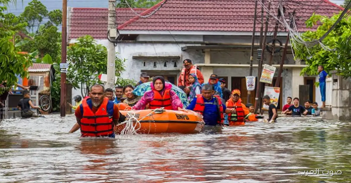 إندونيسيا تزيد إجراءاتها لمواجهة الكوارث بعد ارتفاع عدد ضحايا فيضانات سومطرة لـ 303