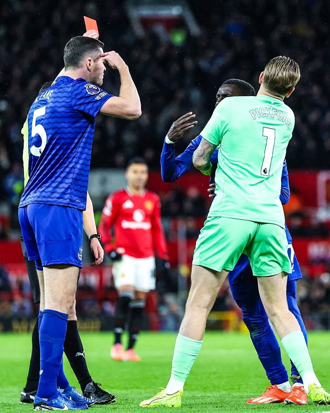 إيفرتون يتساوى مع آرسنال في عدد الكروت الحمراء بالبريميرليغ بـ 110 كروت 2 مباراة إيفرتون ومانشستر يونايتد