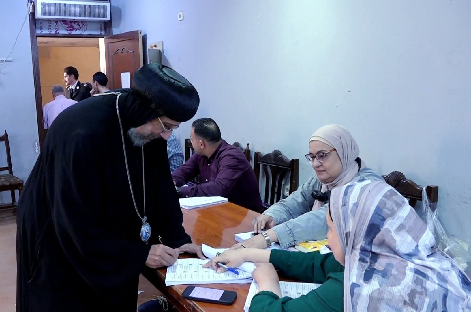 الأنبا إرميا ينزل الانتخابات ويدعو الناس يشاركوا بأصواتهم 2 تصويت الأنبا إرميا