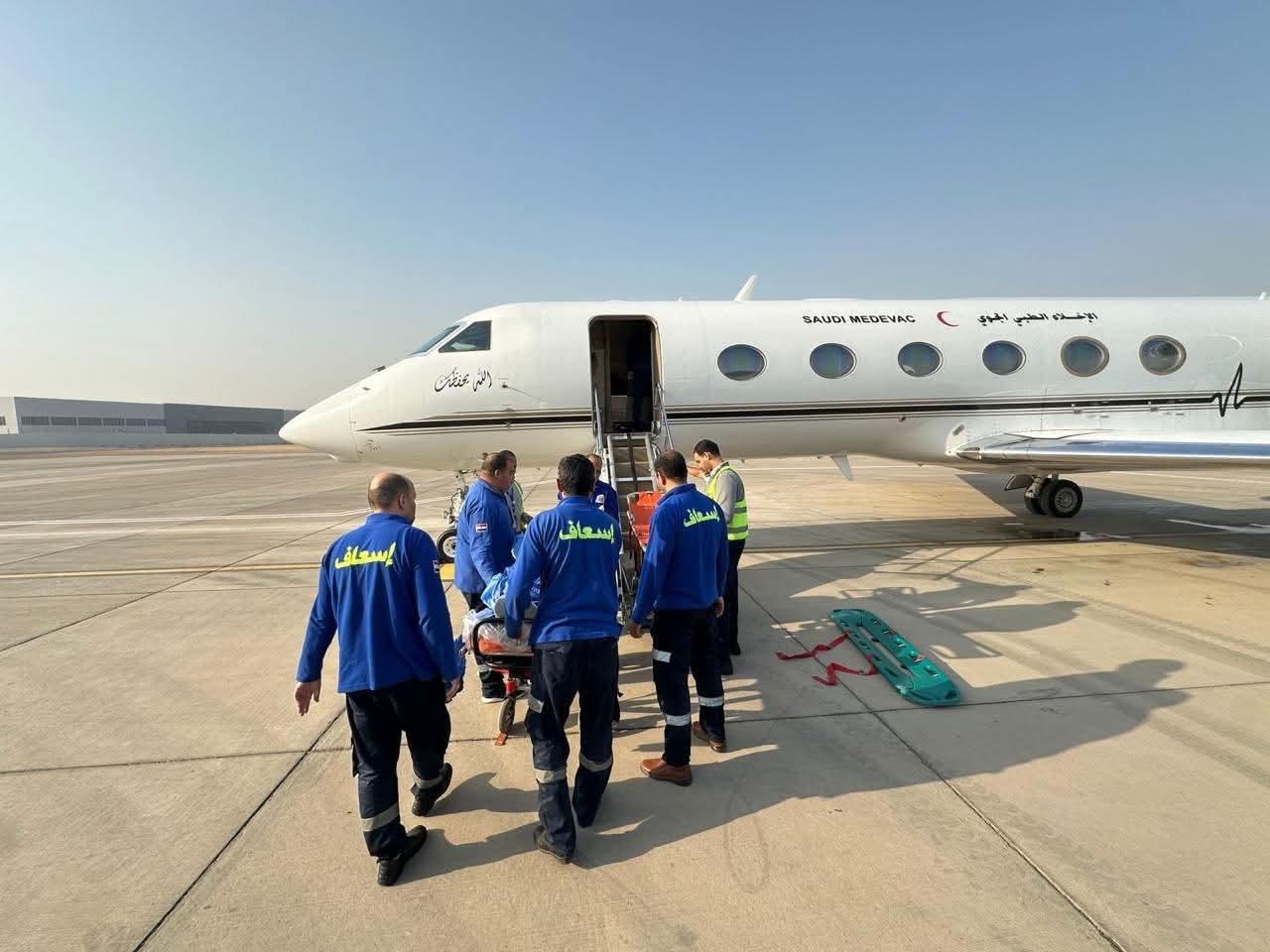 السفارة السعودية في القاهرة نقلت مواطنين في عملية إخلاء طبي.. صور 2 صورة من عملية الإخلاء الطبي